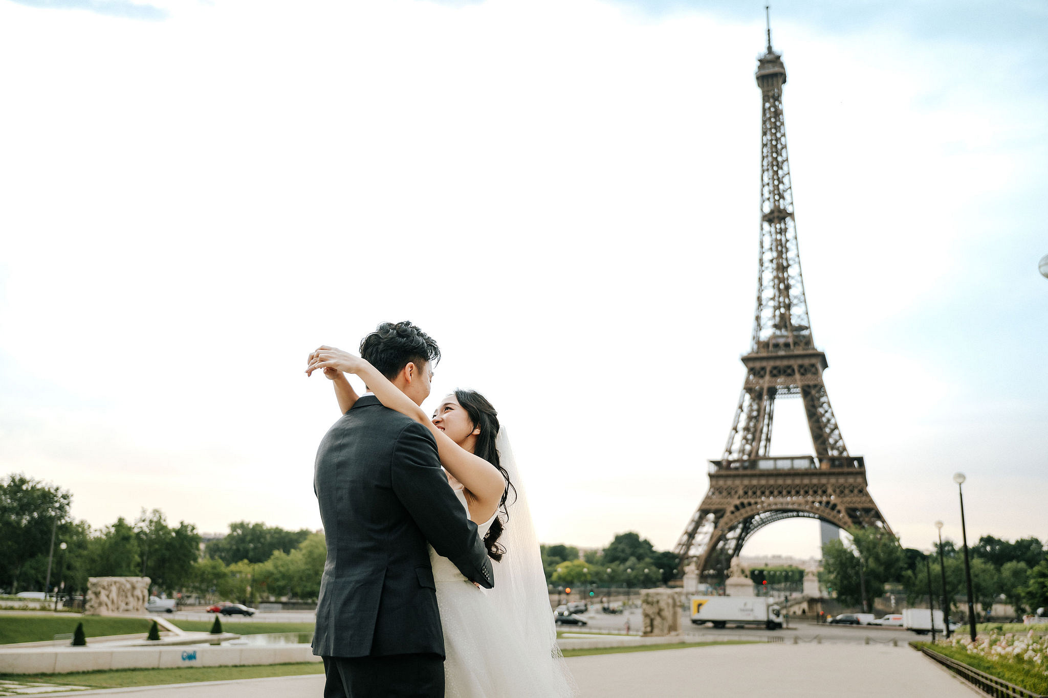 Paris Pre-Wedding Photoshoot | Place du Trocadéro, Bir-Hakeim Bridge, Louvre Pyramid, Tuileries Garden & Montmartre at Place du Trocadéro pre-wedding photo