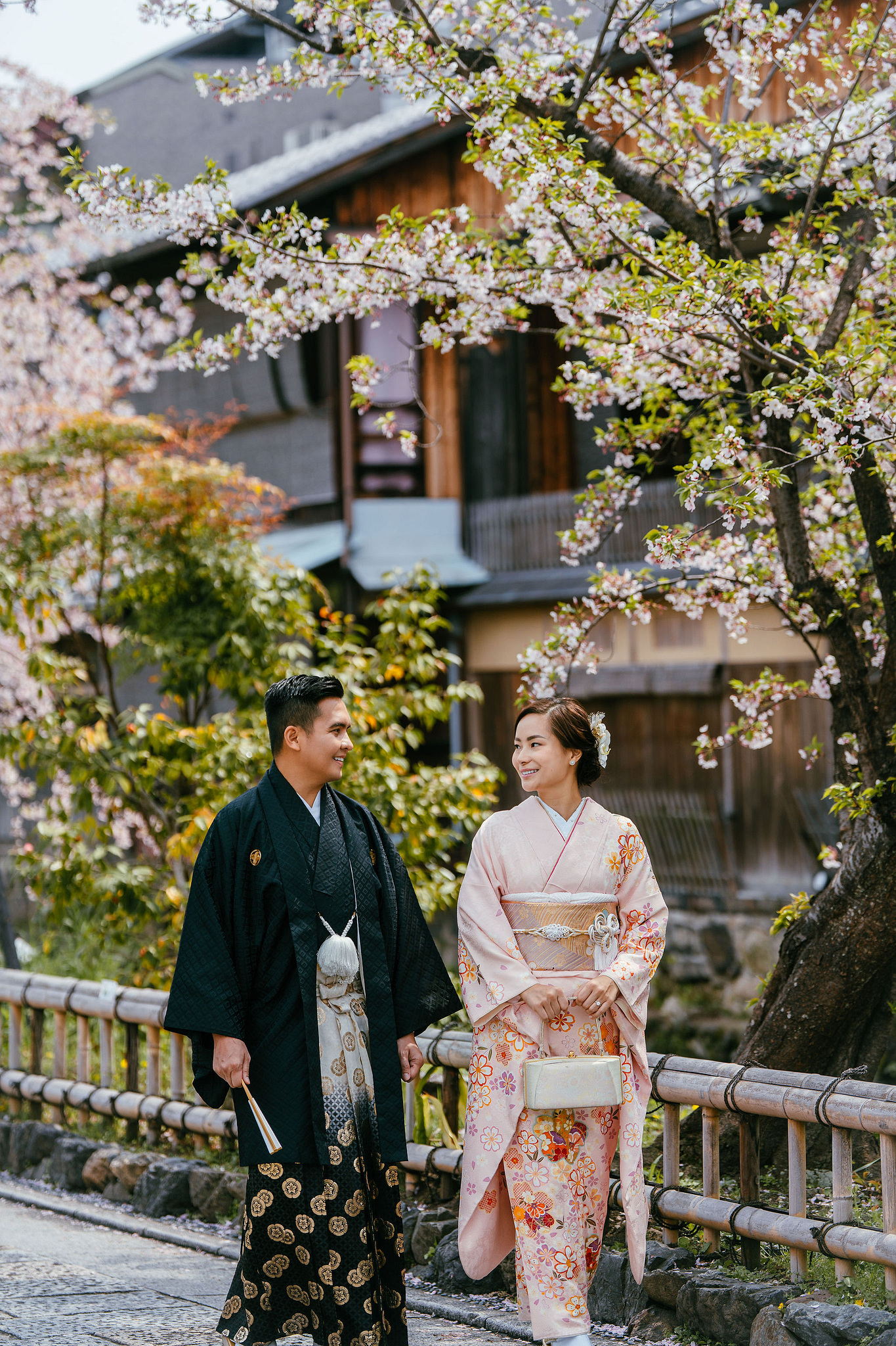 Kyoto Pre-Wedding Photoshoot | Gion Canal, Ninenzaka & Mount Wakakusa at Gion Shirakawa Canal pre-wedding photo