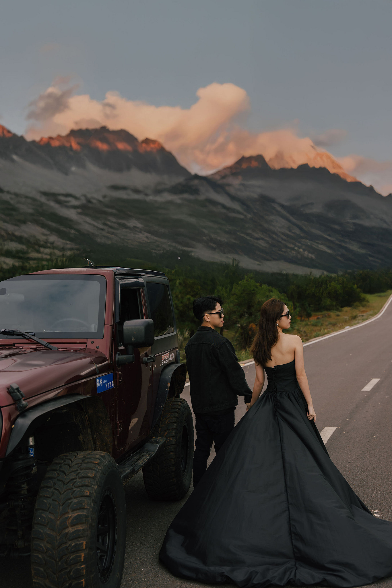 Yunnan Pre-Wedding Photoshoot Lijiang Dragon Jade Mountain Tribal Experience Ancient Town Hanfu at Jade Dragon Snow Mountain Foothills pre-wedding photo