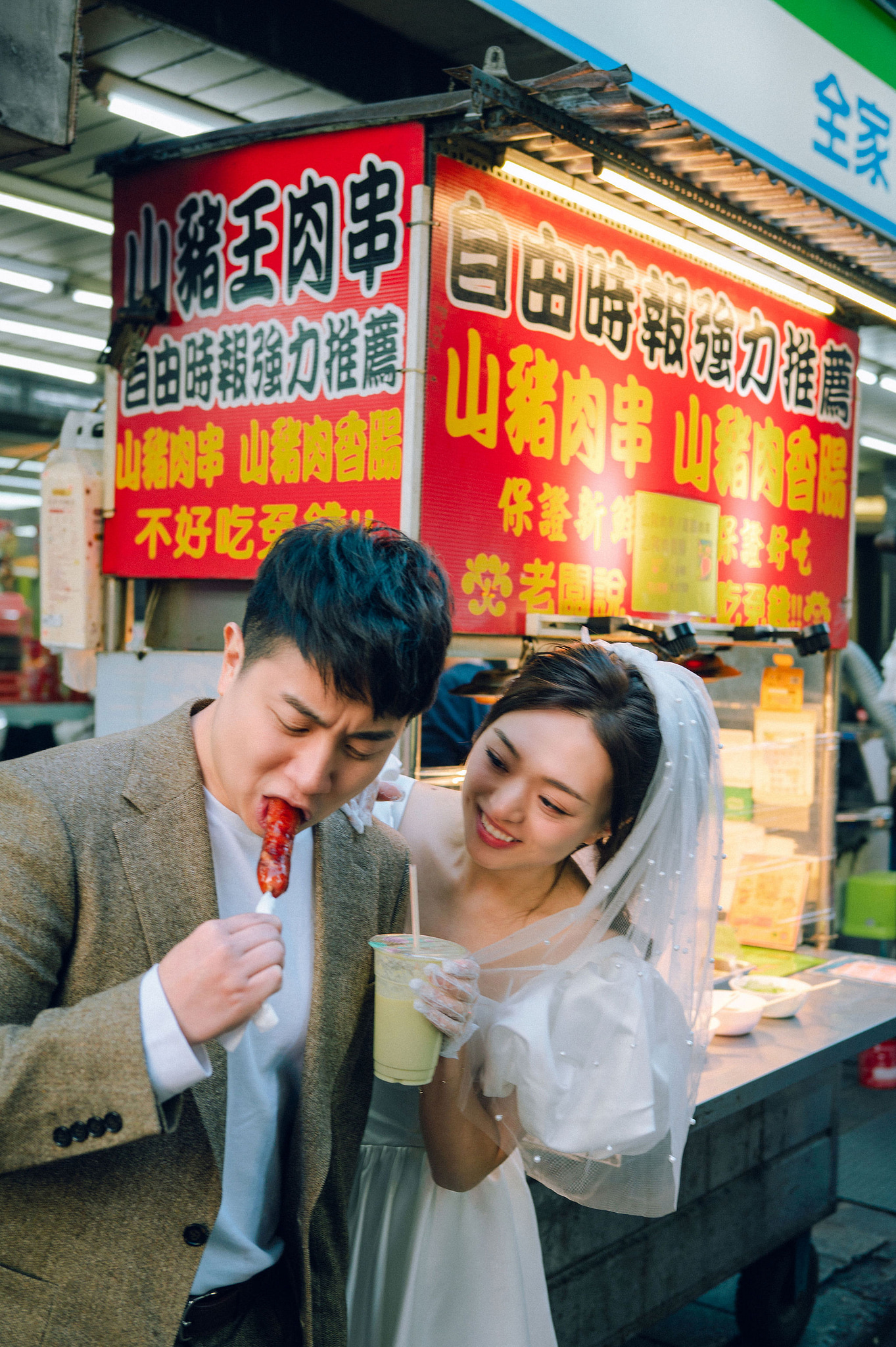 Taiwan Pre-Wedding Photoshoot | Dadaocheng, Nanjing Road & Huaxi Street at Huaxi Street pre-wedding photo