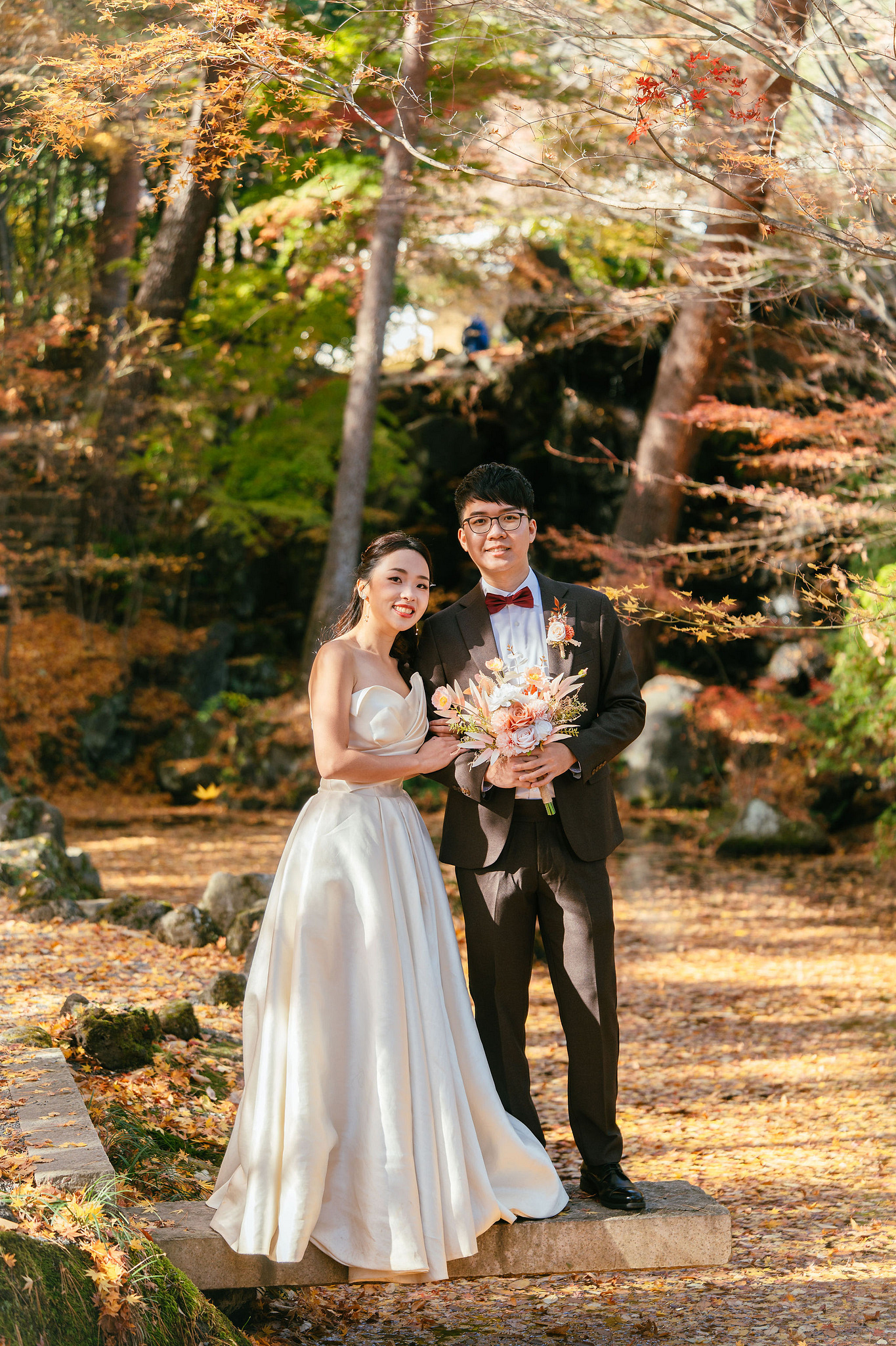 Tokyo & Mt Fuji Pre-Wedding Photoshoot | Asakusa Temple, Maple Corridor, Susuki Fields & Lake Kawaguchiko at Maple Corridor pre-wedding photo