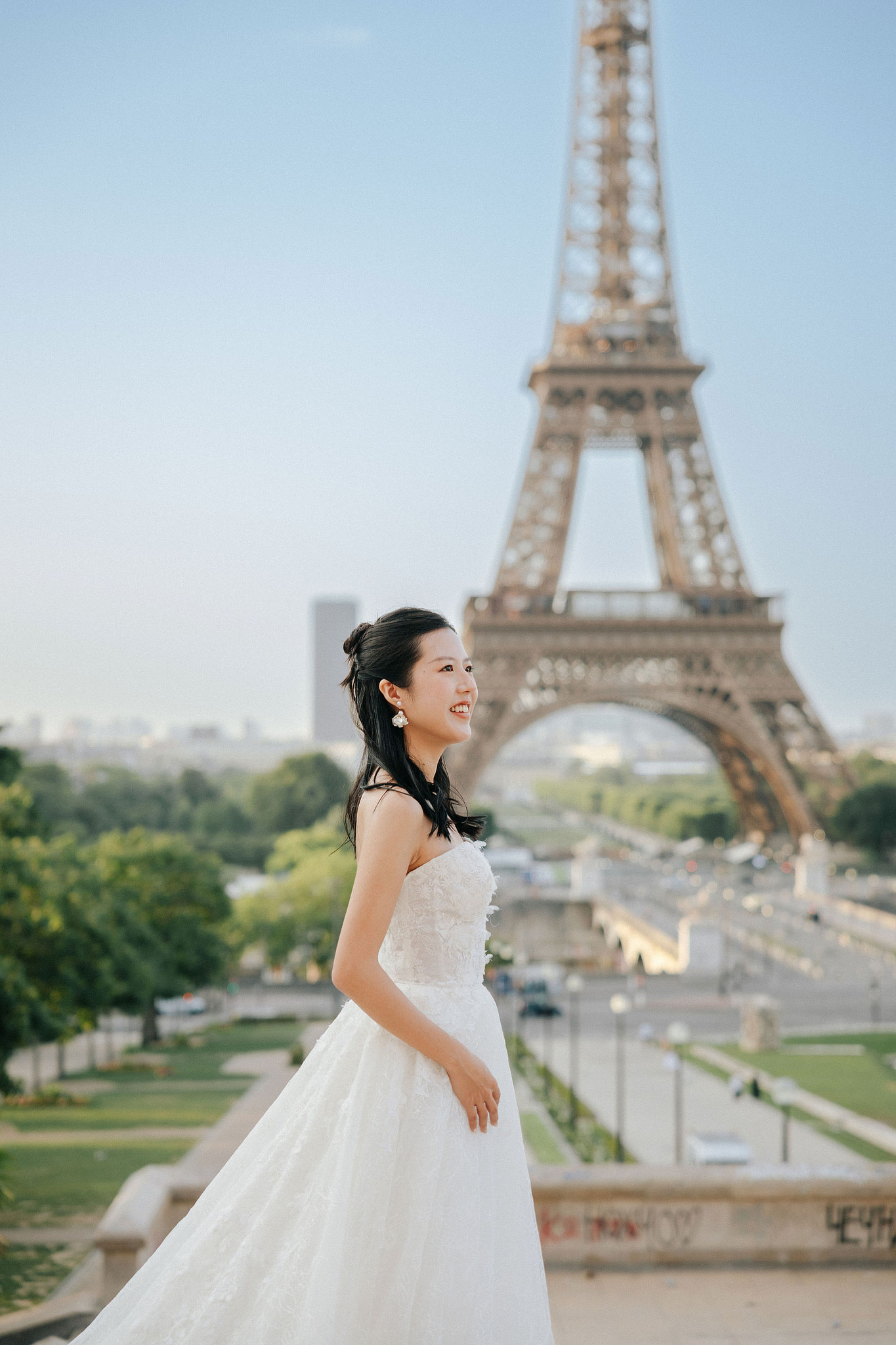 Paris Pre-Wedding Photoshoot | Place du Trocadéro, Bir-Hakeim Bridge & Parisian Streets at Place du Trocadéro pre-wedding photo