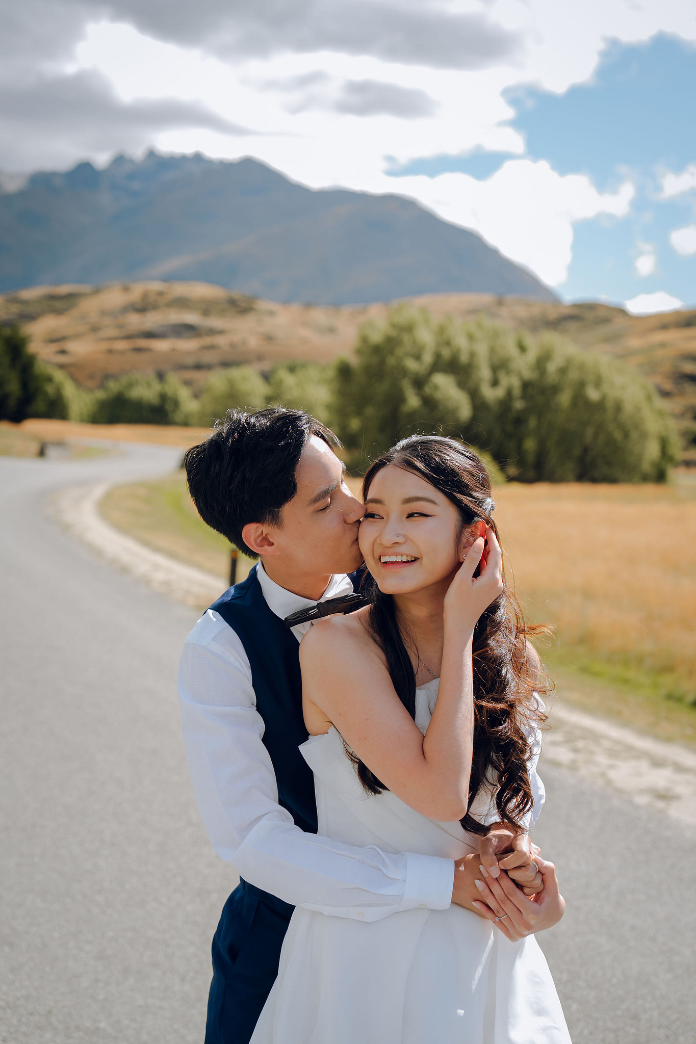 New Zealand Pre-Wedding Photoshoot | Coromandel Peak, Queenstown Highway & Alpaca Farm at Queenstown Highway pre-wedding photo
