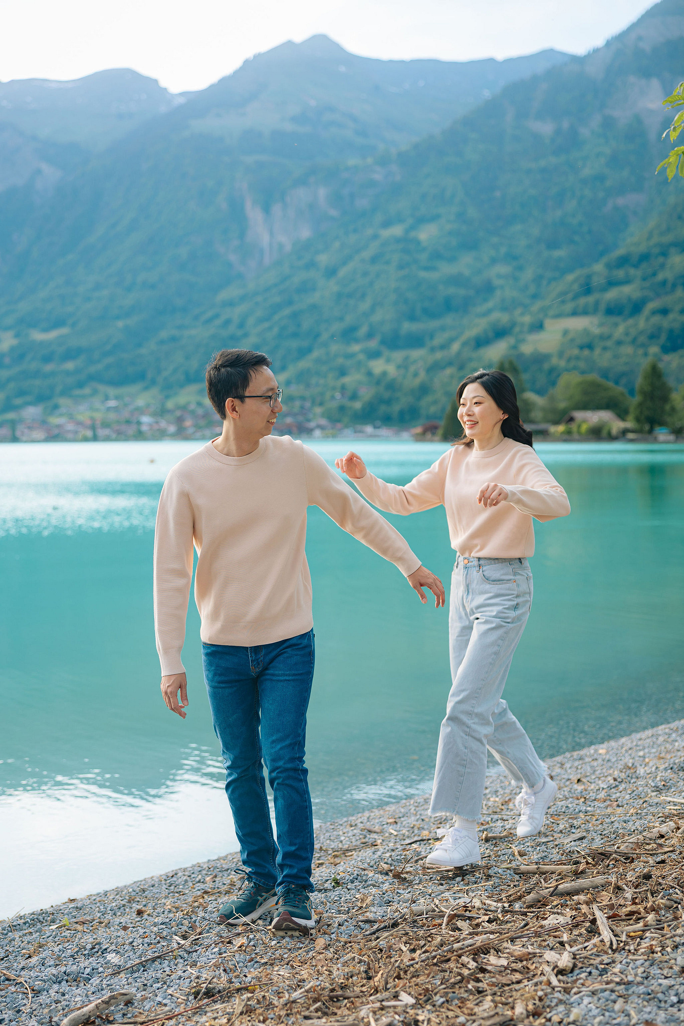 Switzerland Pre-Wedding Photoshoot | Grindelwald First & Grindelwald Village & Lake Brienz at Lake Brienz pre-wedding photo
