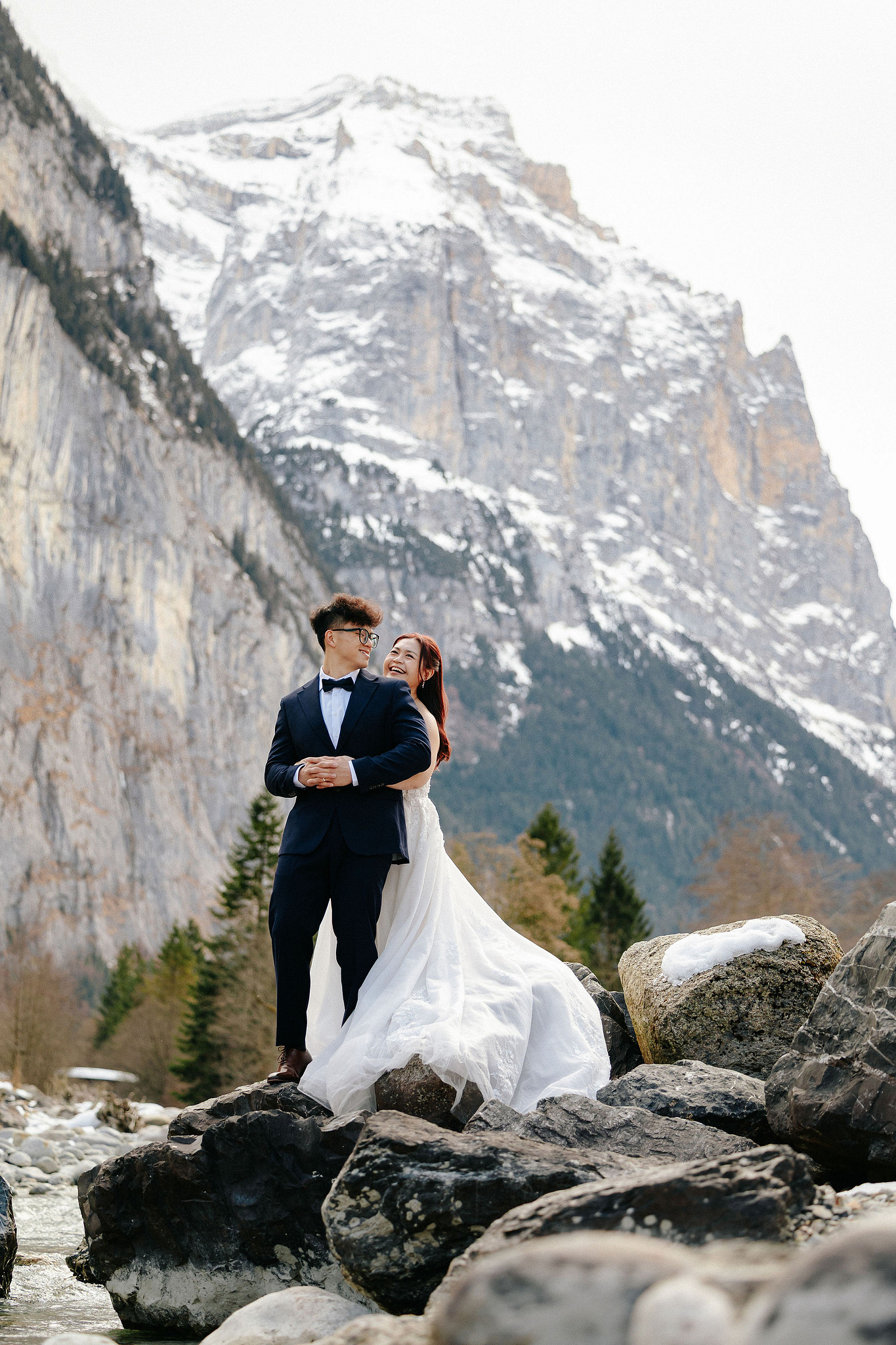 Switzerland Pre-Wedding Photoshoot | Lauterbrunnen, Grindelwald First & Lake Brienz at Lauterbrunnen pre-wedding photo