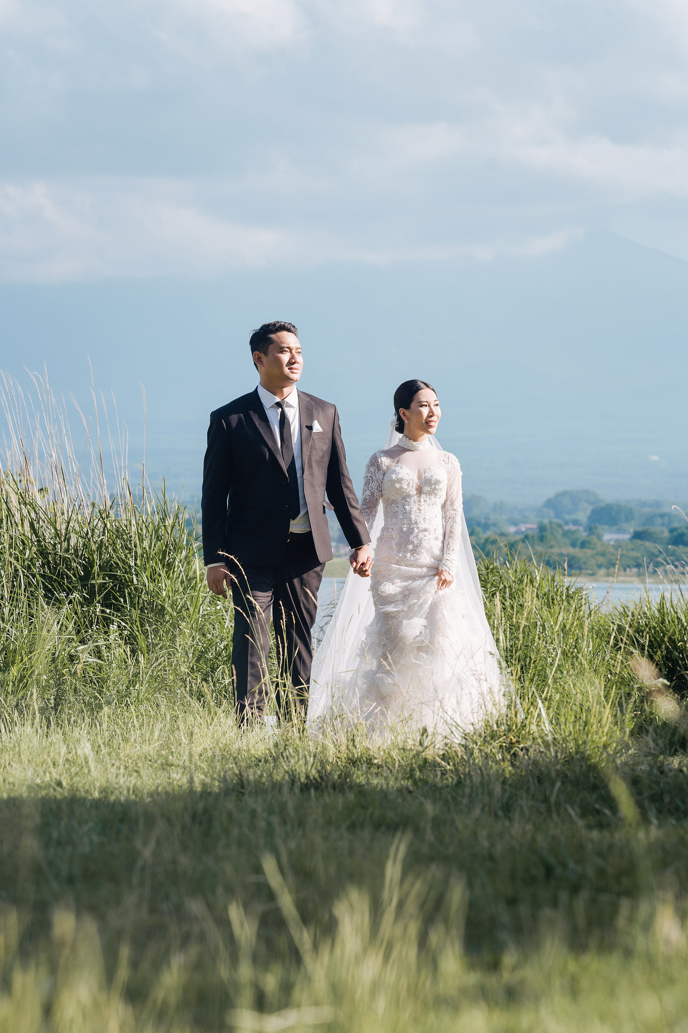 Mt. Fuji & Tokyo Pre-Wedding Photoshoot | Chureito Pagoda, Lake Kawaguchiko & Shinjuku at Lake Kawaguchiko pre-wedding photo