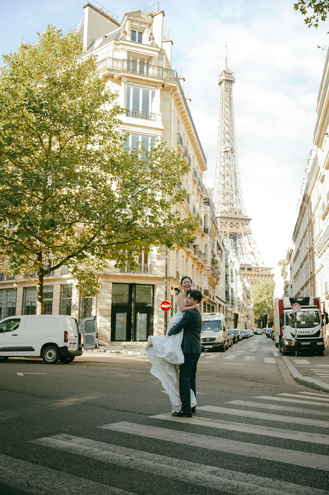 Paris Pre-Wedding Photoshoot | Bir-Hakeim Bridge, Paris Streets & Château de Fontainebleau at Paris Streets pre-wedding photo