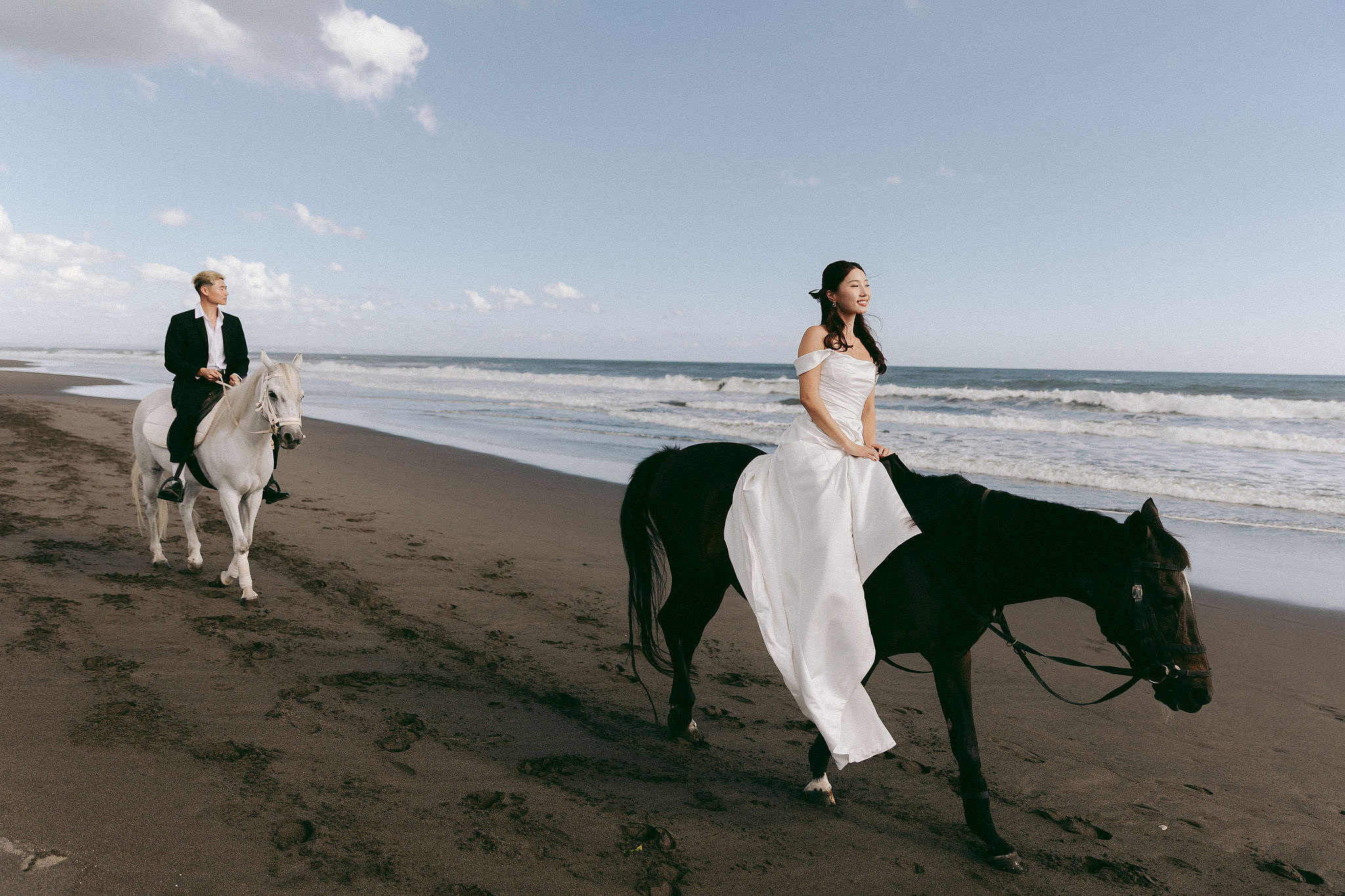 Bali Pre-Wedding Photoshoot | Mt. Batur Pinggan Village, Gelato Diner & Black Sand Beach at Beach   pre-wedding photo