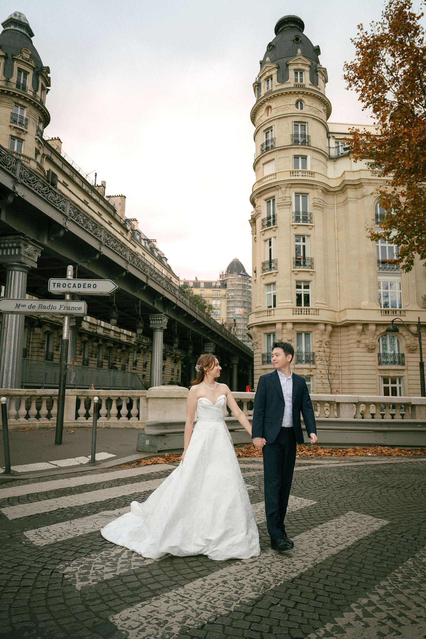 Paris Sunrise Pre-Wedding Photoshoot | Place du Trocadéro, Louvre, Parisian Café & Bir-Hakeim Bridge 巴黎日出婚紗攝影｜特羅卡德羅廣場、羅浮宮、巴黎咖啡館與比爾阿克姆橋 at Bir-Hakeim Bridge pre-wedding photo