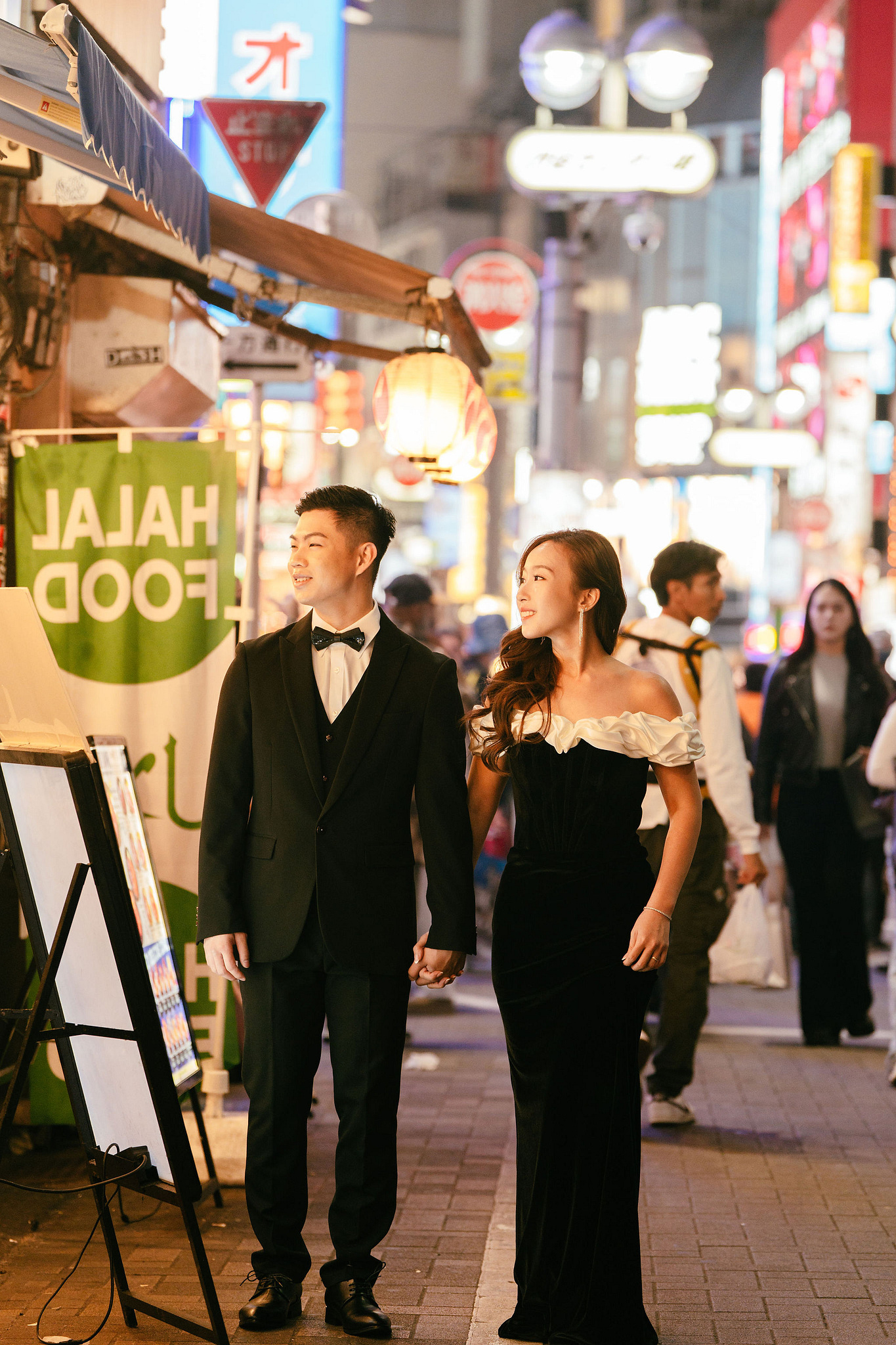 Tokyo & Mt Fuji Pre-Wedding Photoshoot | Maple Corridor, Lake Kawaguchiko & Shibuya Crossing at Shibuya Crossing pre-wedding photo