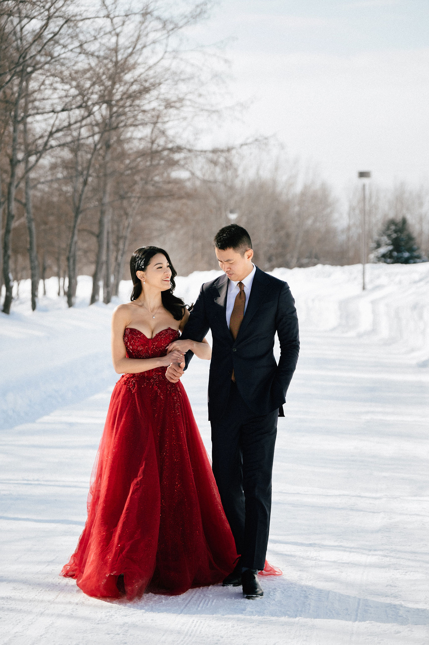 Hokkaido Pre-Wedding Photoshoot with Iyahiko Shrine, Nakajima Park, Moerenuma Park & Otaru Canal at Moerenuma Park pre-wedding photo