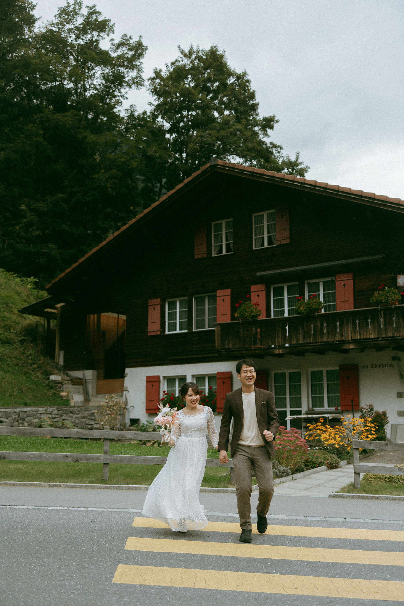 Switzerland Honeymoon Photoshoot Lucerne City Grindelwald First Cliff Lauterbrunnen Village at Lauterbrunnen pre-wedding photo