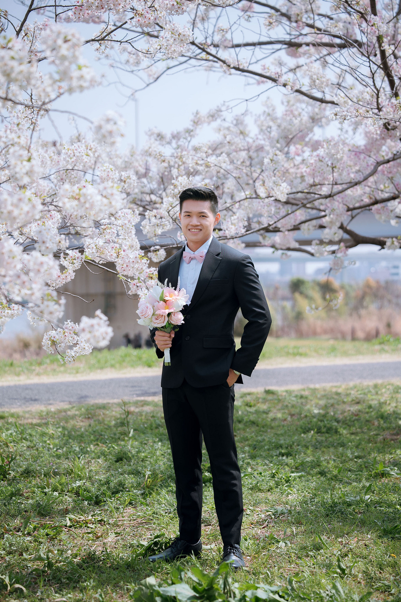 Tokyo & Mt Fuji Pre-Wedding Photoshoot | Senso-Ji Temple, Tokyo Park & Lake Kawaguchiko at Tokyo Park pre-wedding photo