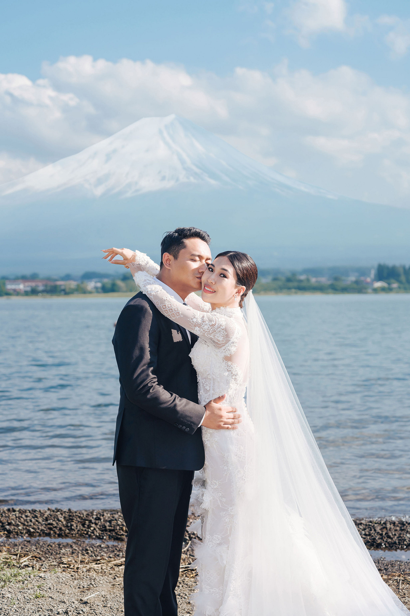 Mt. Fuji & Tokyo Pre-Wedding Photoshoot | Chureito Pagoda, Lake Kawaguchiko & Shinjuku at Lake Kawaguchiko pre-wedding photo