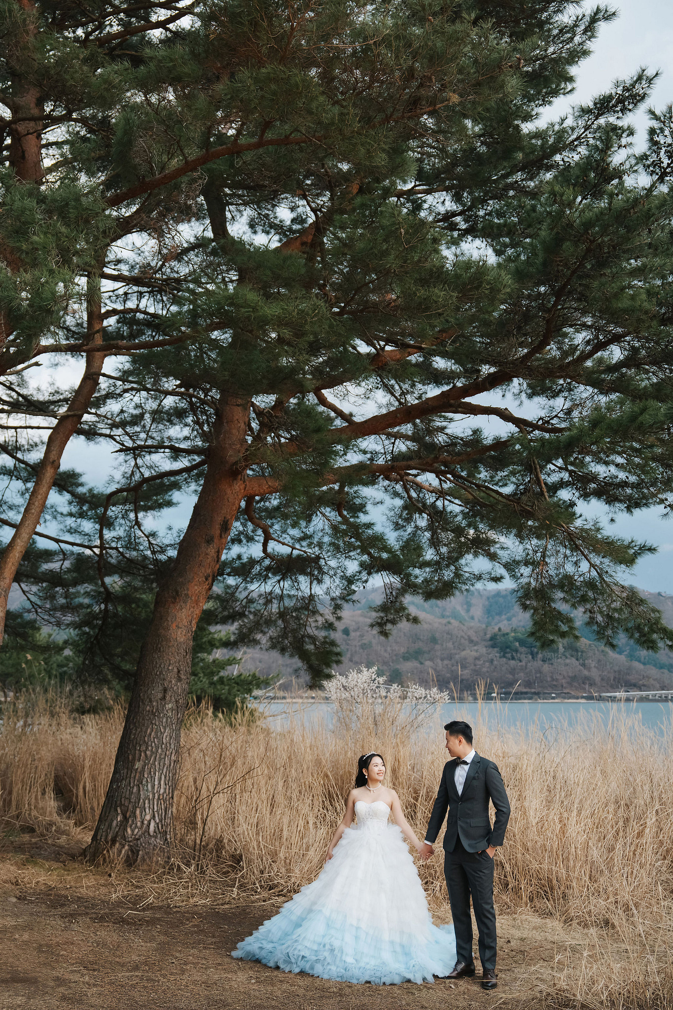 Tokyo & Mt Fuji Pre-Wedding Photoshoot | Tokyo Shrine, Chureito Pagoda & Lake Kawaguchiko at Lake Kawaguchiko pre-wedding photo