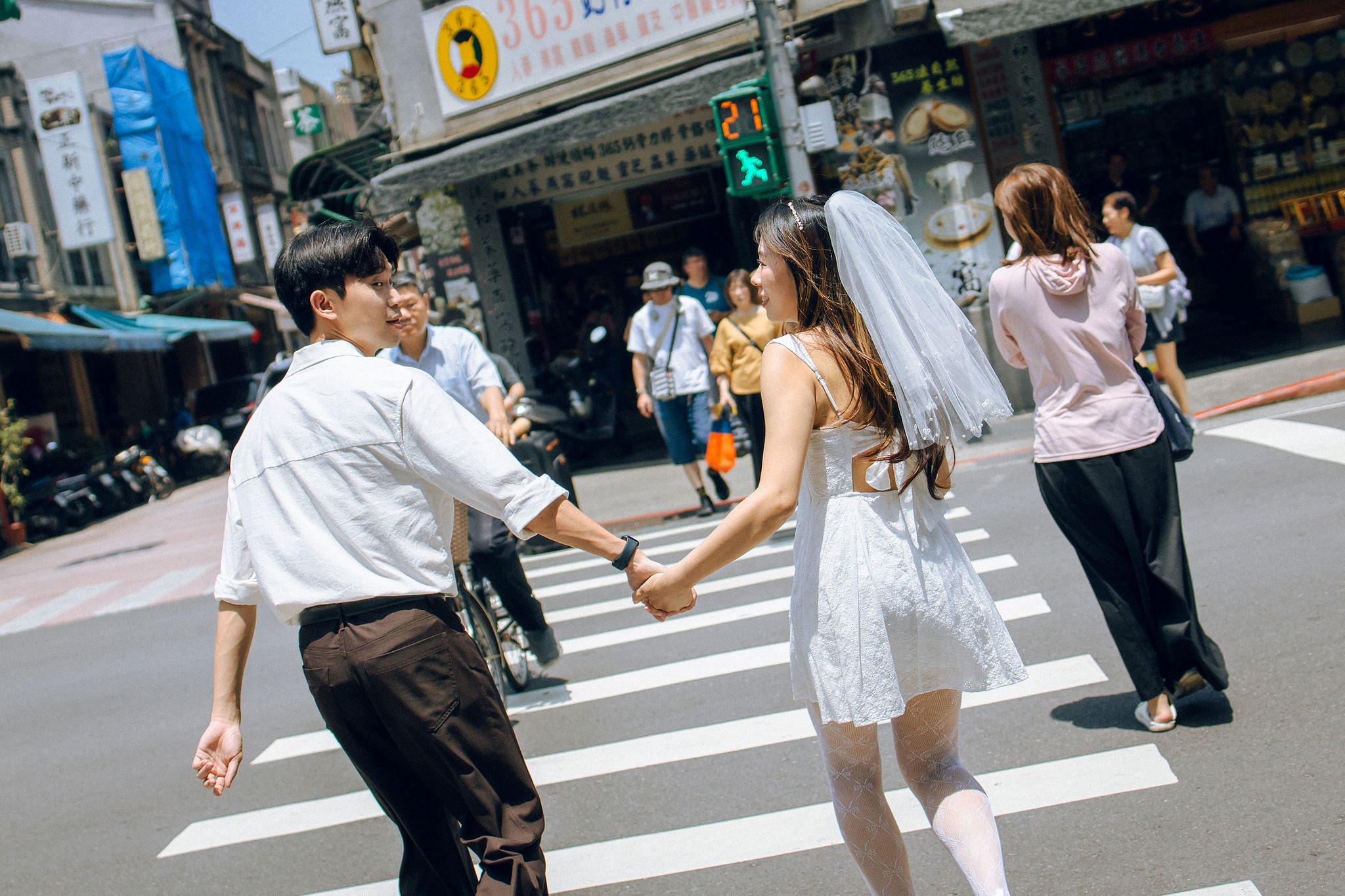 Taiwan Pre-Wedding Photoshoot | Dadaocheng & Children's Amusement Park at Da Dao Cheng pre-wedding photo