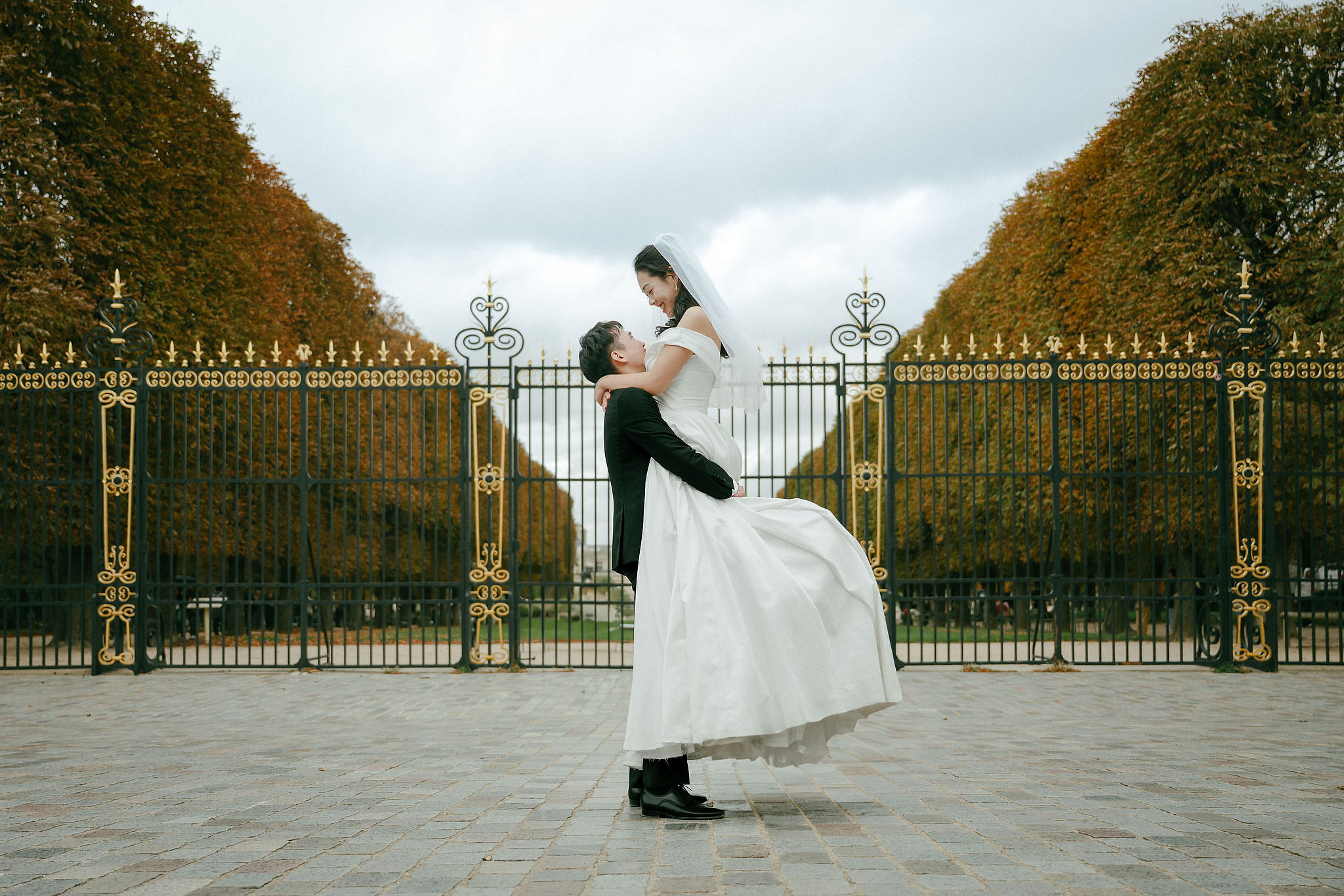 Paris Autumn Pre-Wedding Photoshoot | Place du Trocadéro, Port de Billy, Avenue de Camoëns, Louvre & Luxembourg Gardens at Luxembourg Gardens pre-wedding photo