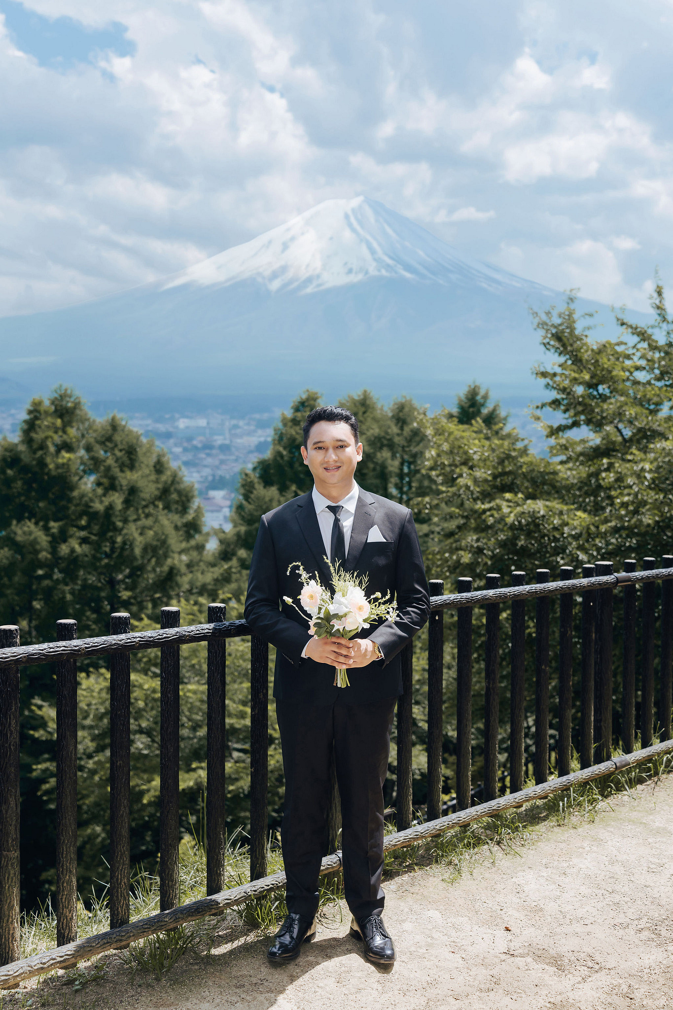 Mt. Fuji & Tokyo Pre-Wedding Photoshoot | Chureito Pagoda, Lake Kawaguchiko & Shinjuku at Chureito Pagoda pre-wedding photo