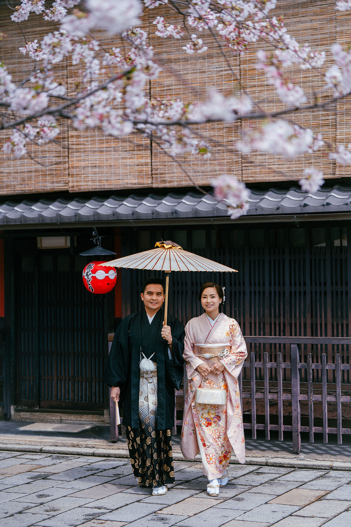 Kyoto Pre-Wedding Photoshoot | Gion Canal, Ninenzaka & Mount Wakakusa at Gion Shirakawa Canal pre-wedding photo