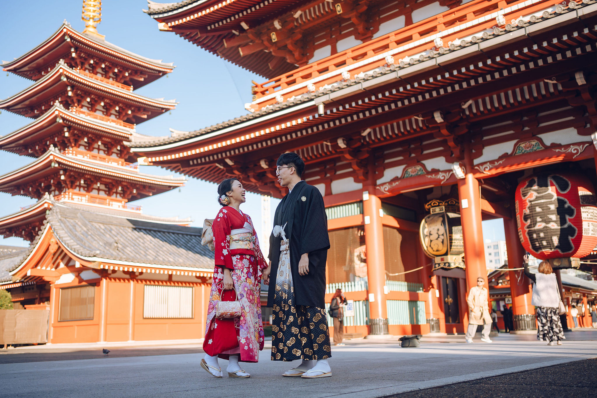 Tokyo & Mt Fuji Pre-Wedding Photoshoot | Asakusa Temple, Maple Corridor, Susuki Fields & Lake Kawaguchiko at Asakusa Temple pre-wedding photo