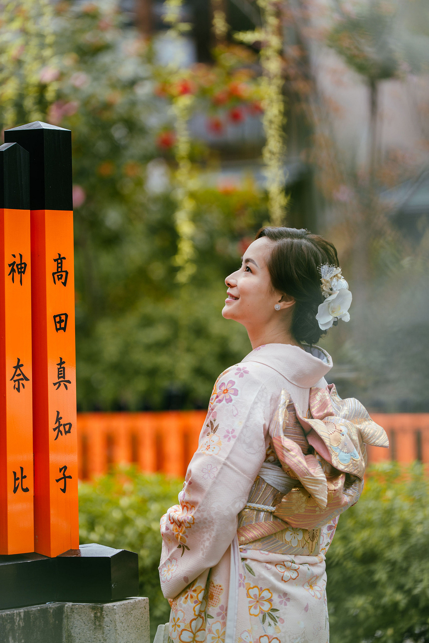 Kyoto Pre-Wedding Photoshoot | Gion Canal, Ninenzaka & Mount Wakakusa at Gion Shirakawa Canal pre-wedding photo