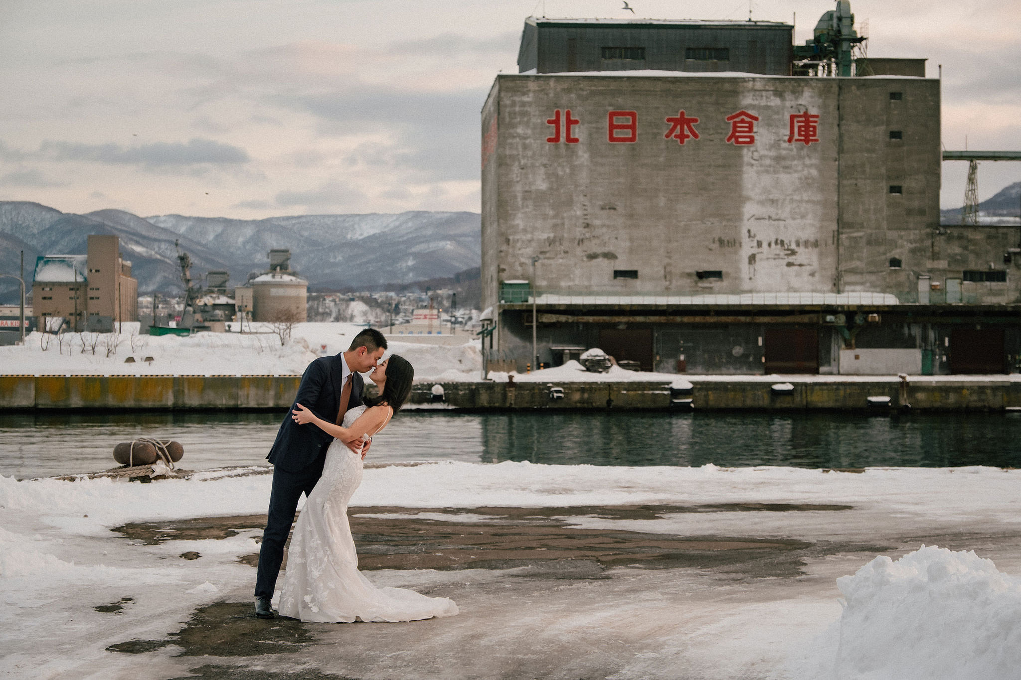Hokkaido Pre-Wedding Photoshoot with Iyahiko Shrine, Nakajima Park, Moerenuma Park & Otaru Canal at Otaru Port pre-wedding photo
