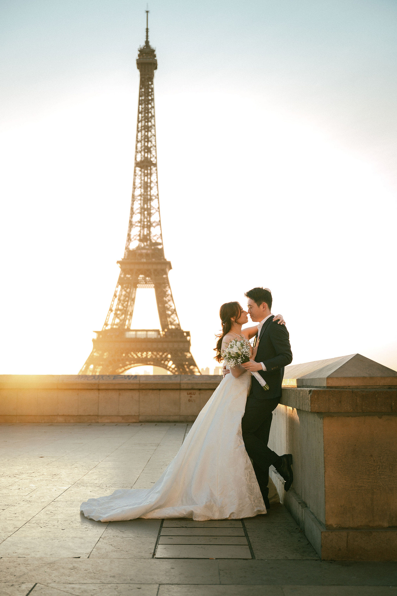 Paris Sunrise Pre-Wedding Photoshoot | Place du Trocadéro, Louvre, Parisian Café & Bir-Hakeim Bridge 巴黎日出婚紗攝影｜特羅卡德羅廣場、羅浮宮、巴黎咖啡館與比爾阿克姆橋 at Place du Trocadéro pre-wedding photo