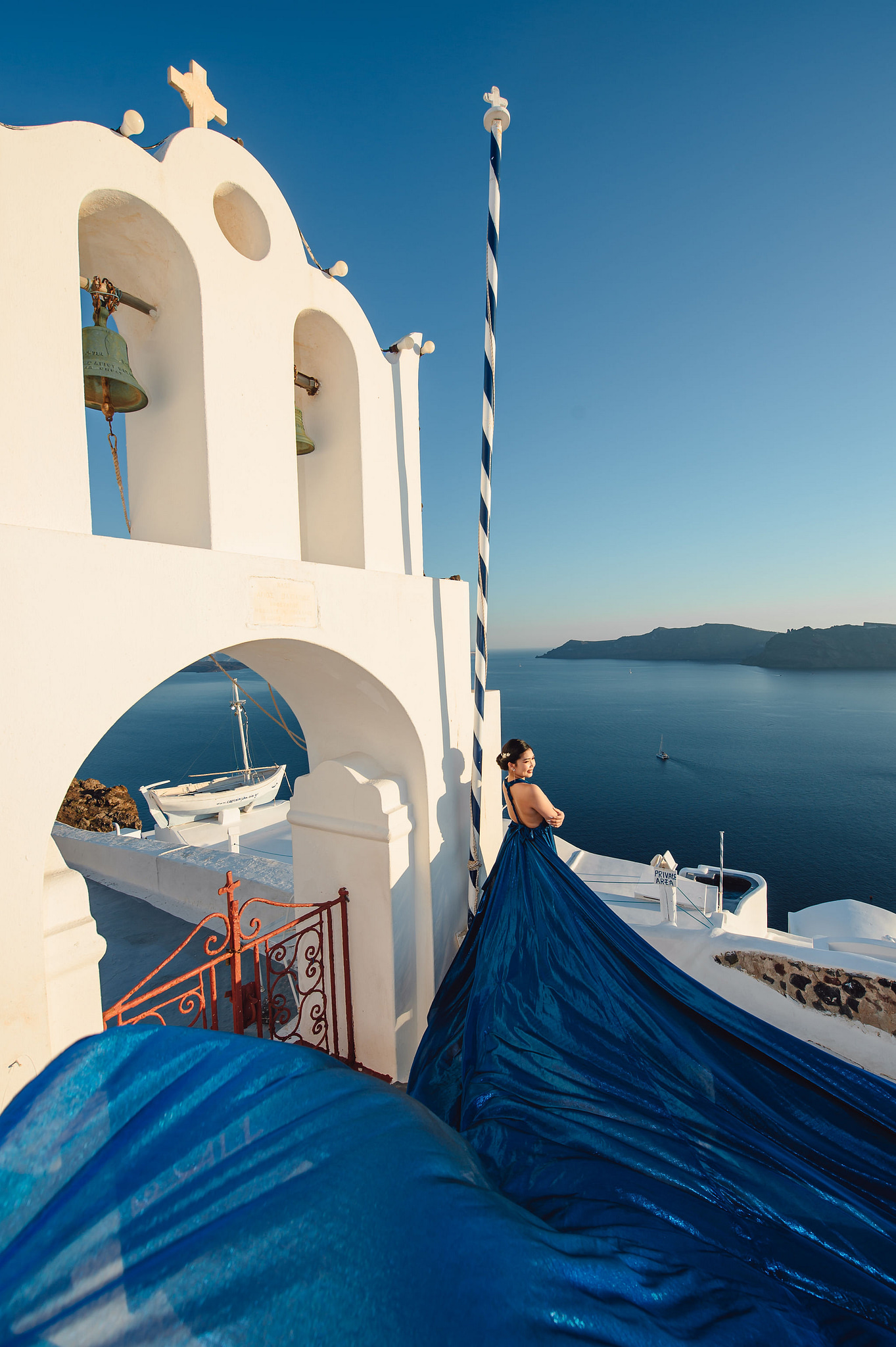 Santorini Pre-Wedding Photoshoot | Imerovigli, Firostefani & Finikia at Finikia pre-wedding photo