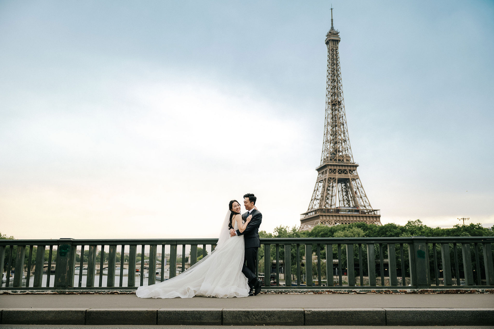 Paris Pre-Wedding Photoshoot | Place du Trocadéro, Bir-Hakeim Bridge, Louvre Pyramid, Tuileries Garden & Montmartre at Bir-Hakeim Bridge pre-wedding photo