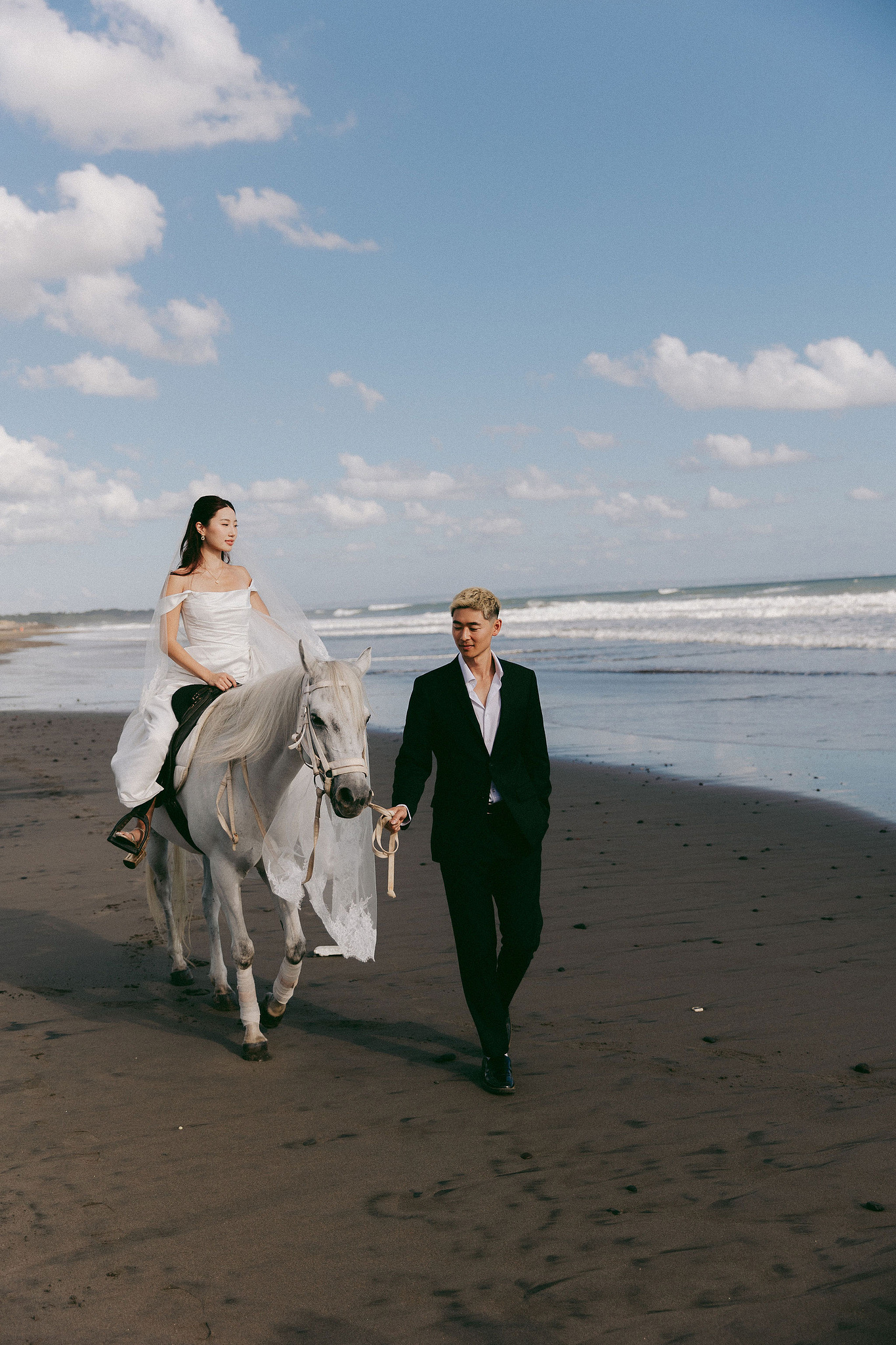 Bali Pre-Wedding Photoshoot | Mt. Batur Pinggan Village, Gelato Diner & Black Sand Beach at Beach   pre-wedding photo