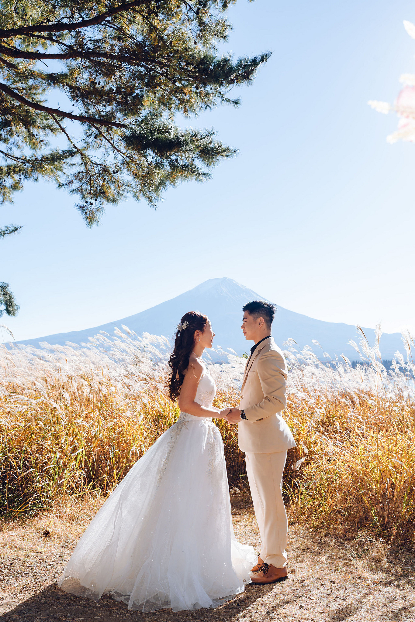 Tokyo & Mt Fuji Pre-Wedding Photoshoot | Maple Corridor, Lake Kawaguchiko & Shibuya Crossing at Lake Kawaguchiko pre-wedding photo