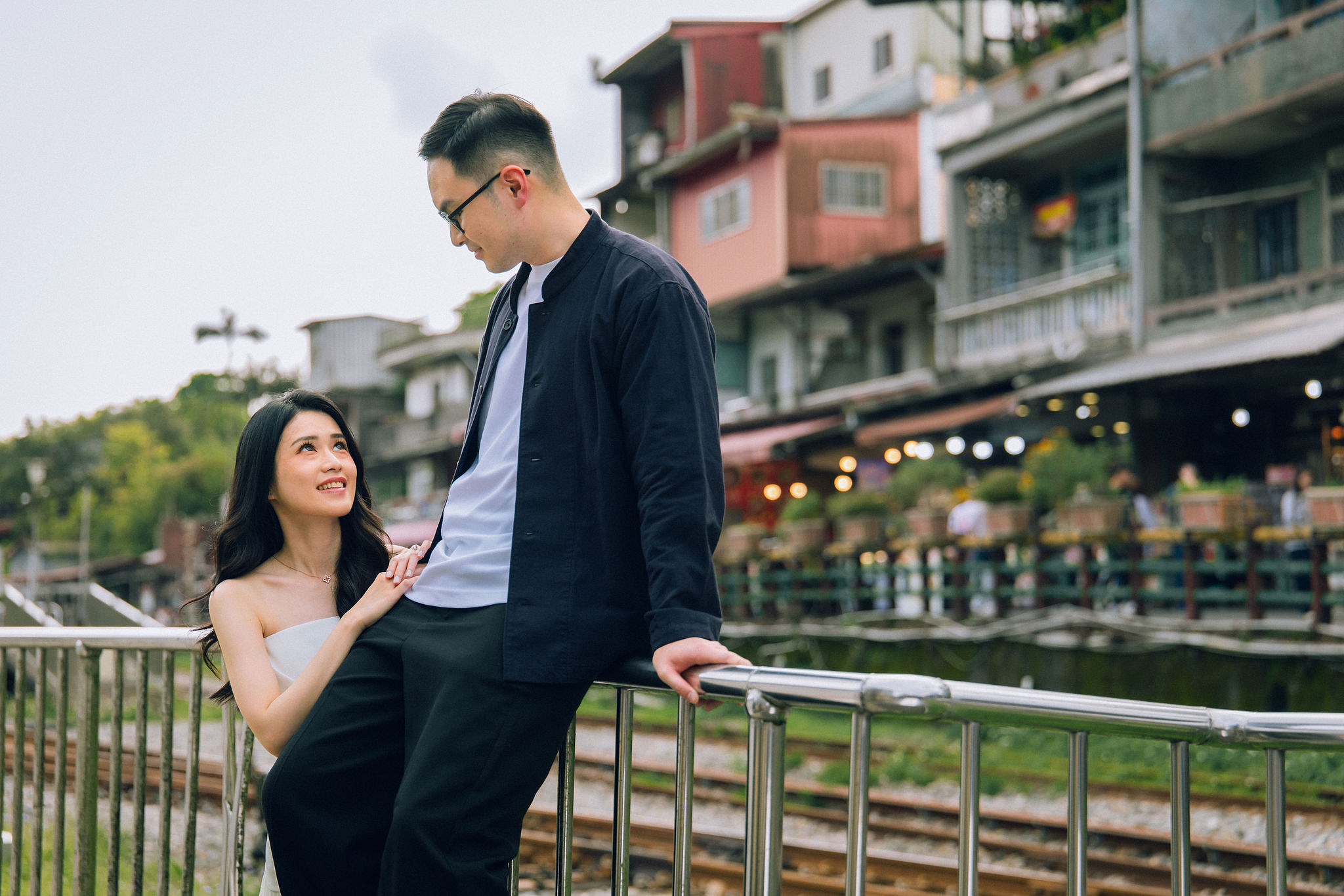 Taiwan Pre-Wedding Photoshoot | Dadaocheng, Shifen & Jiufen at Shifen pre-wedding photo