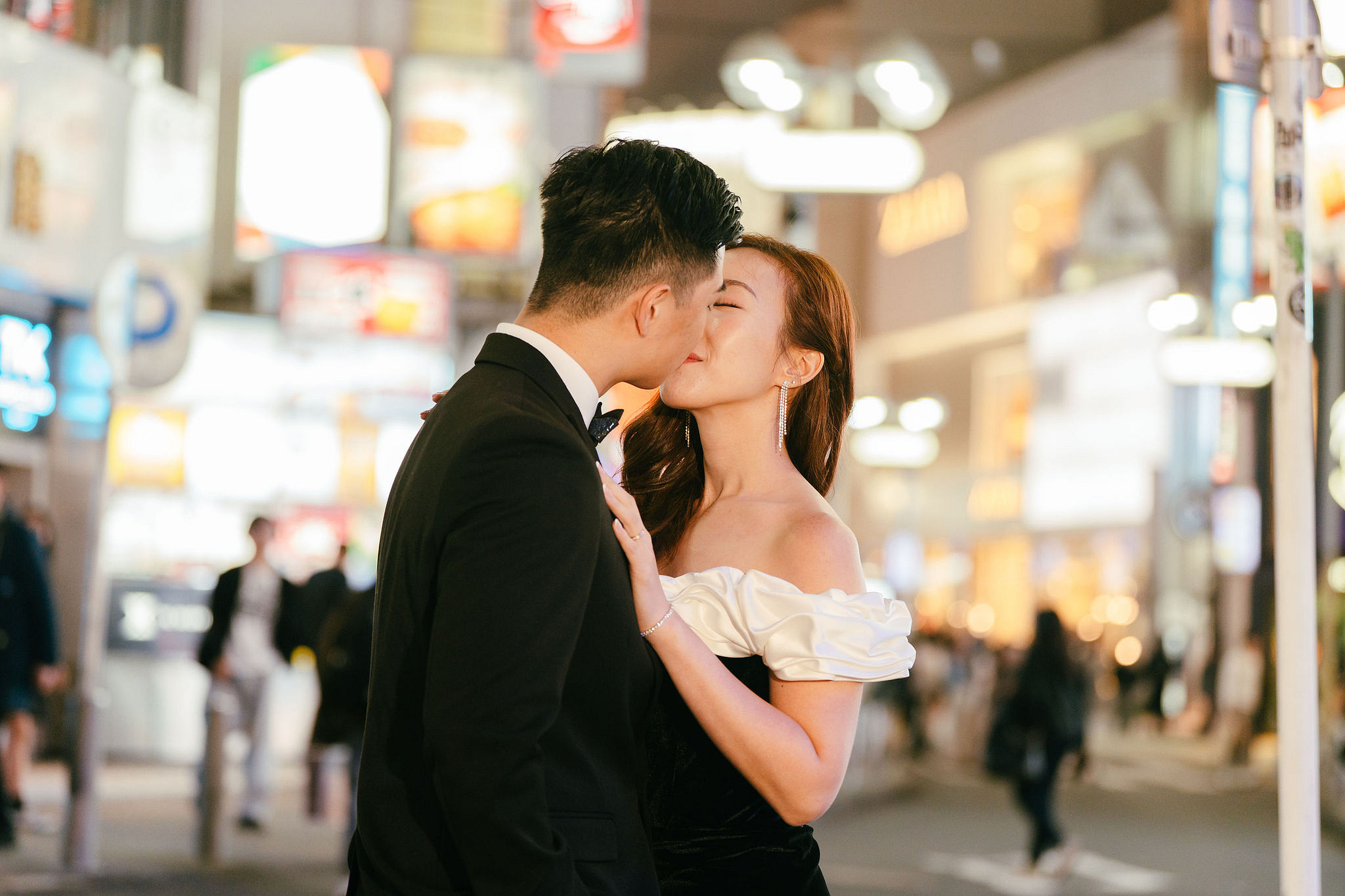 Tokyo & Mt Fuji Pre-Wedding Photoshoot | Maple Corridor, Lake Kawaguchiko & Shibuya Crossing at Shibuya Crossing pre-wedding photo