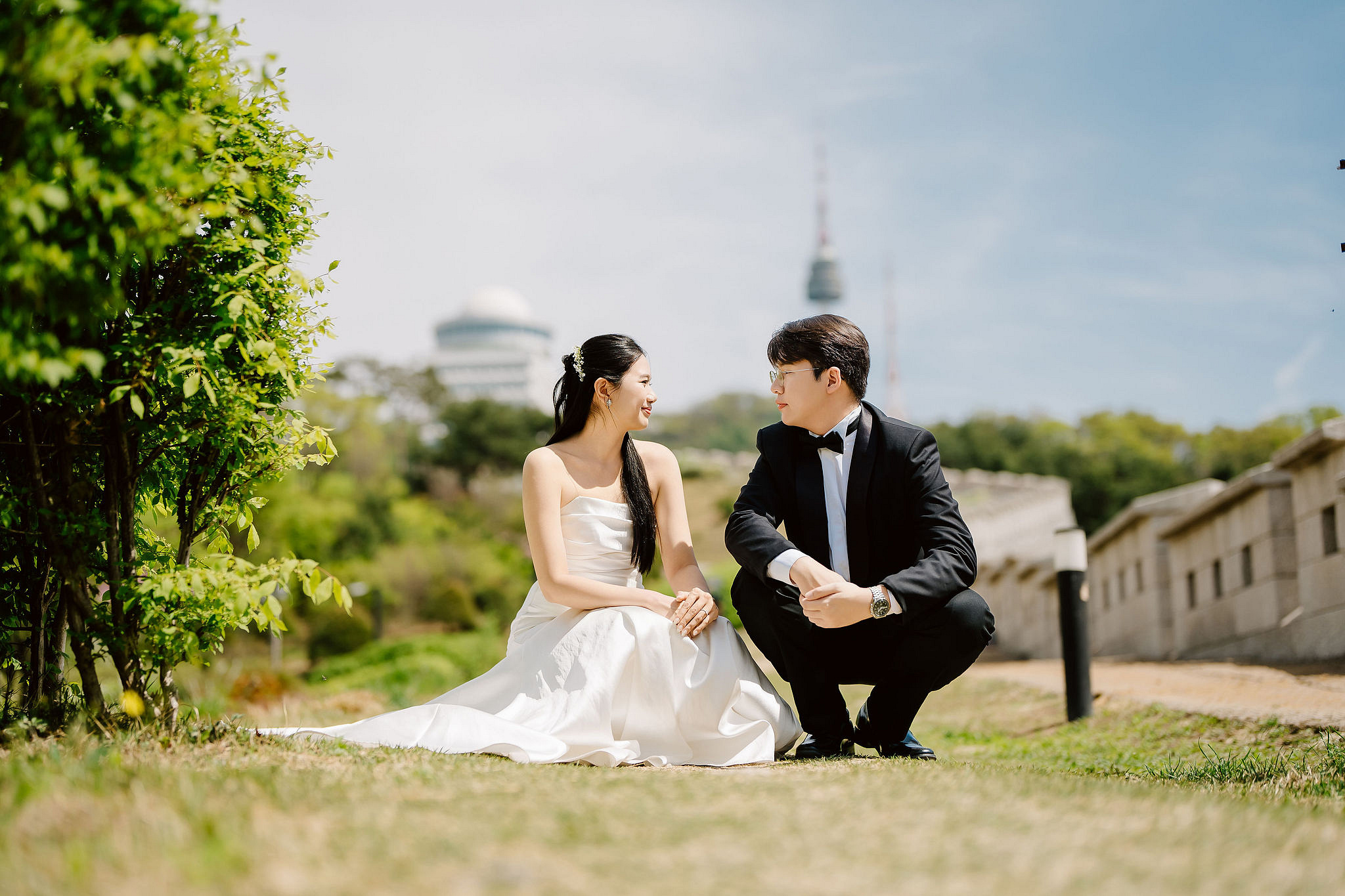 Seoul Pre-Wedding Photoshoot | Namsan, City Streets & Hangang Park at Namsan pre-wedding photo