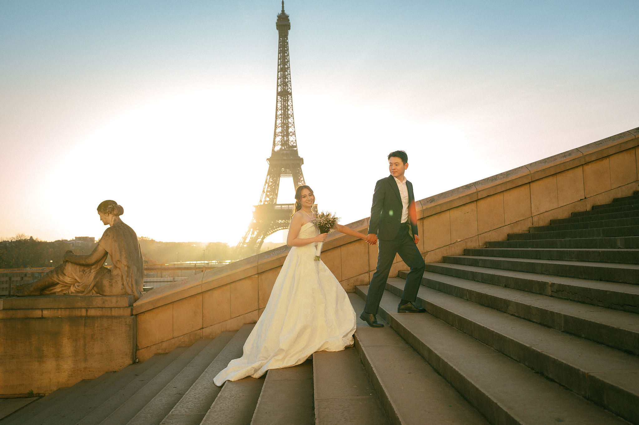 Paris Sunrise Pre-Wedding Photoshoot | Place du Trocadéro, Louvre, Parisian Café & Bir-Hakeim Bridge 巴黎日出婚紗攝影｜特羅卡德羅廣場、羅浮宮、巴黎咖啡館與比爾阿克姆橋 at Place du Trocadéro pre-wedding photo
