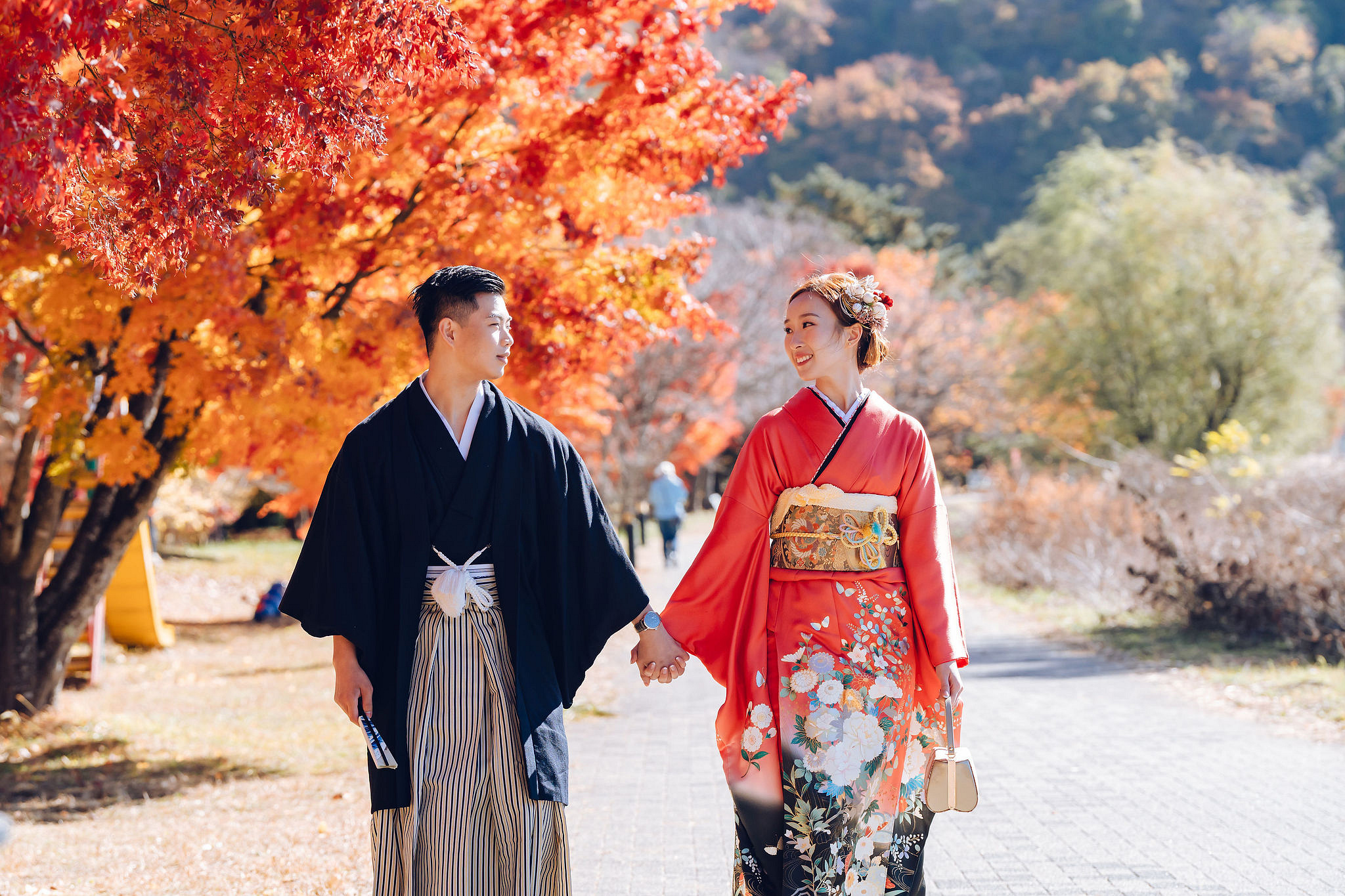 Tokyo & Mt Fuji Pre-Wedding Photoshoot | Maple Corridor, Lake Kawaguchiko & Shibuya Crossing at Maple Corridor (Momiji Kairo) pre-wedding photo