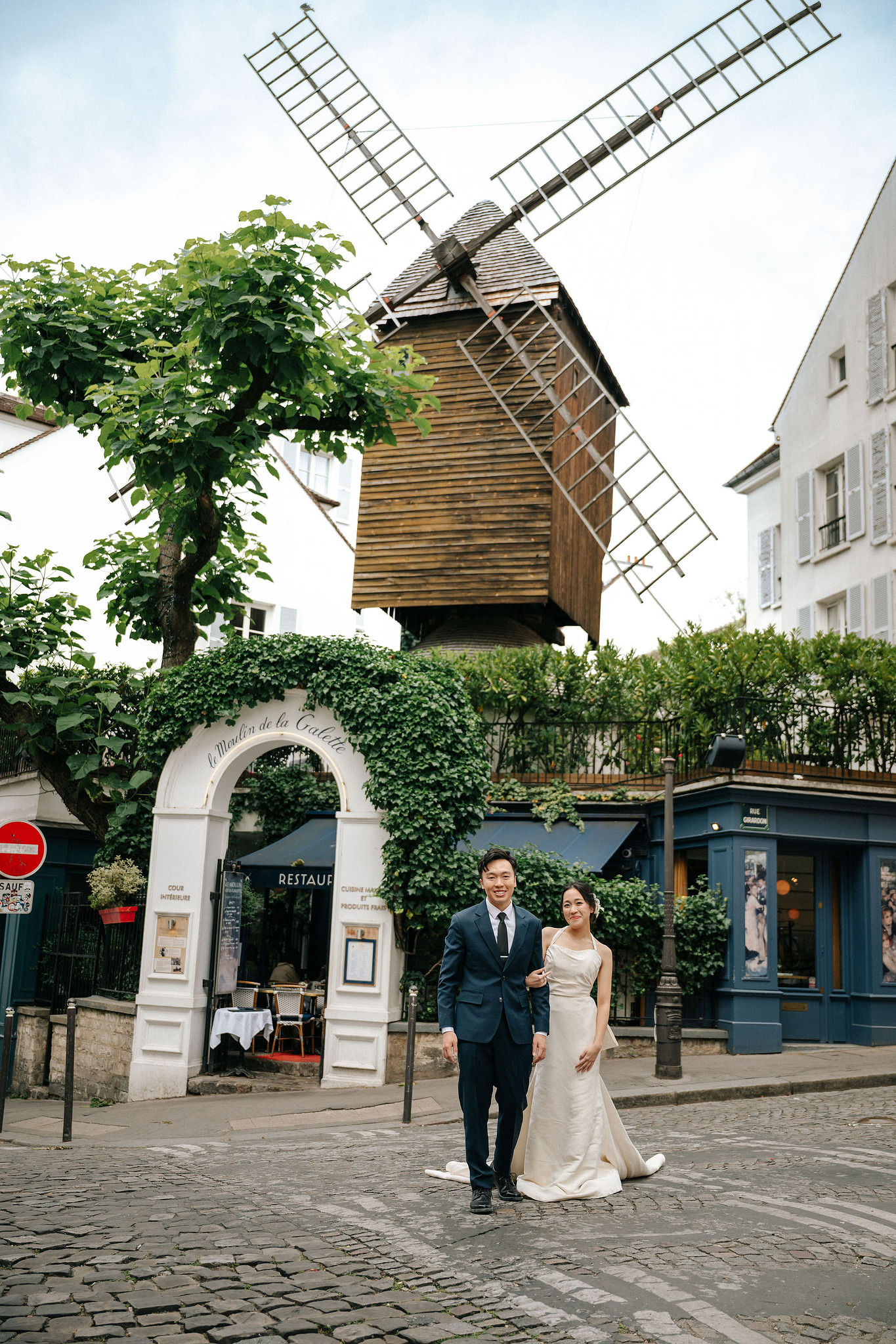 Paris Pre-Wedding Photoshoot | Place du Trocadéro, Bir-Hakeim Bridge, Louvre Pyramid, Tuileries Garden & Montmartre at Montmartre pre-wedding photo