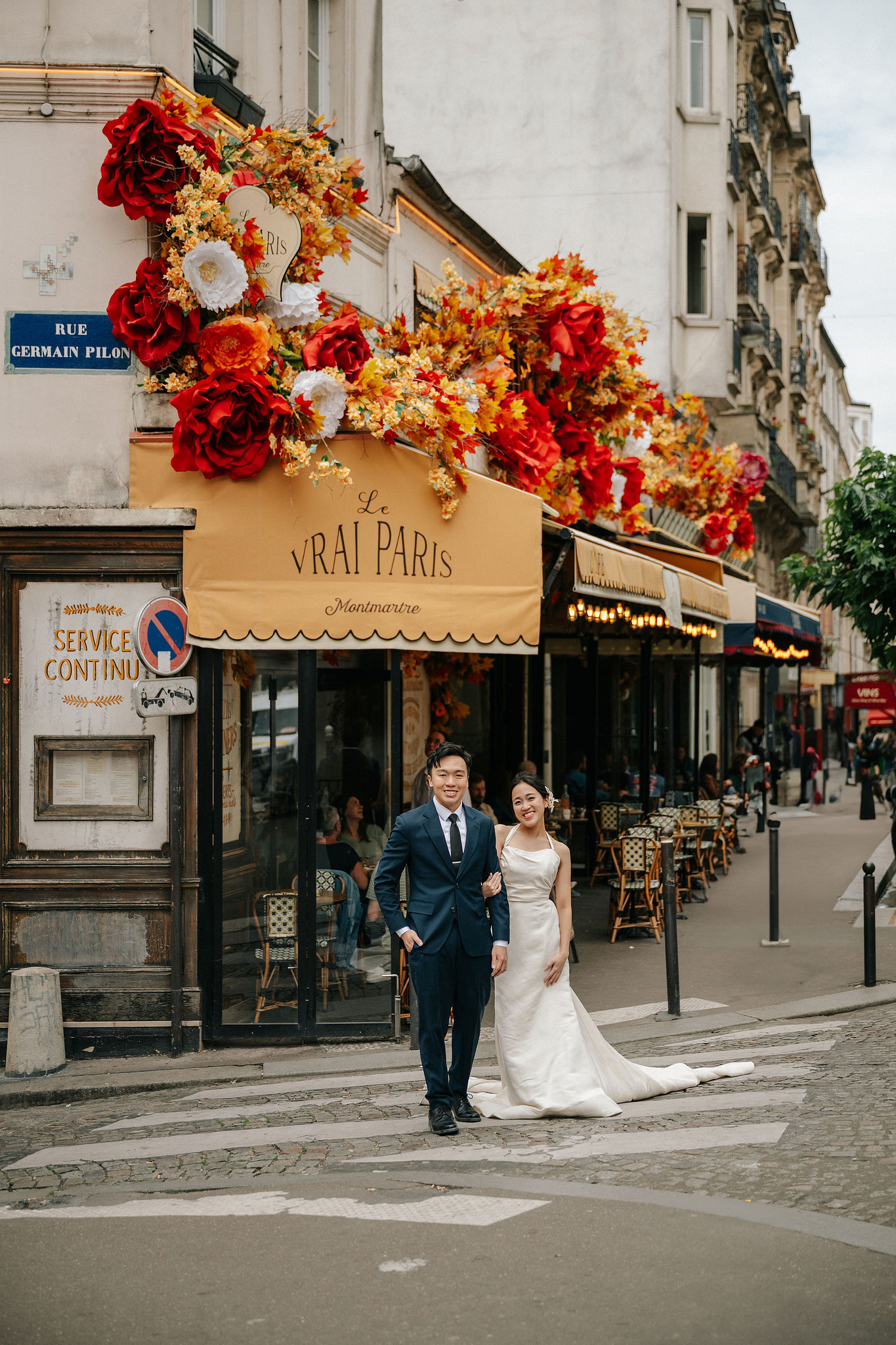 Paris Pre-Wedding Photoshoot | Place du Trocadéro, Bir-Hakeim Bridge, Louvre Pyramid, Tuileries Garden & Montmartre at Montmartre pre-wedding photo