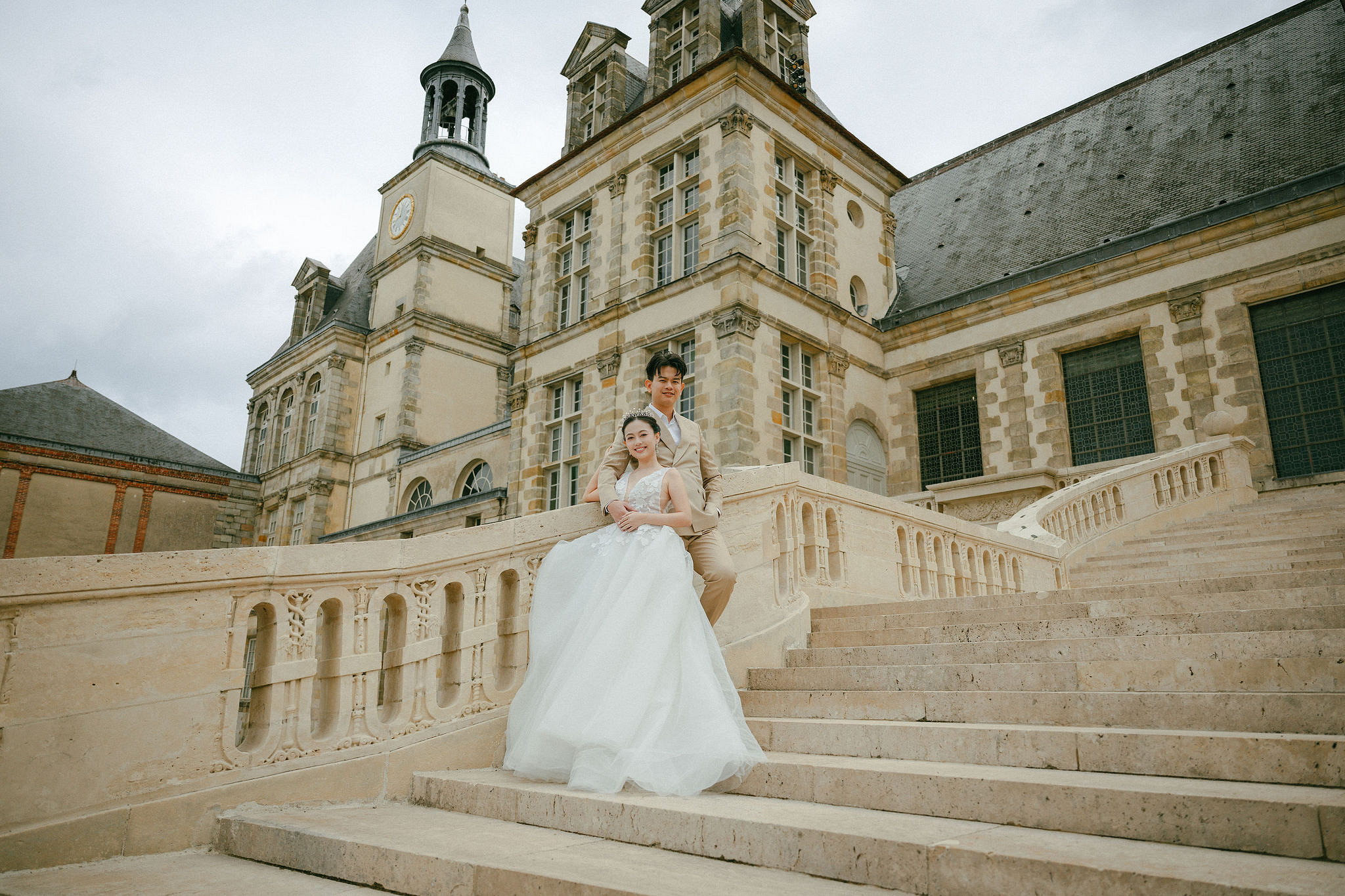 Paris Pre-Wedding Photoshoot | Bir-Hakeim Bridge, Paris Streets & Château de Fontainebleau at Château de Fontainebleau pre-wedding photo