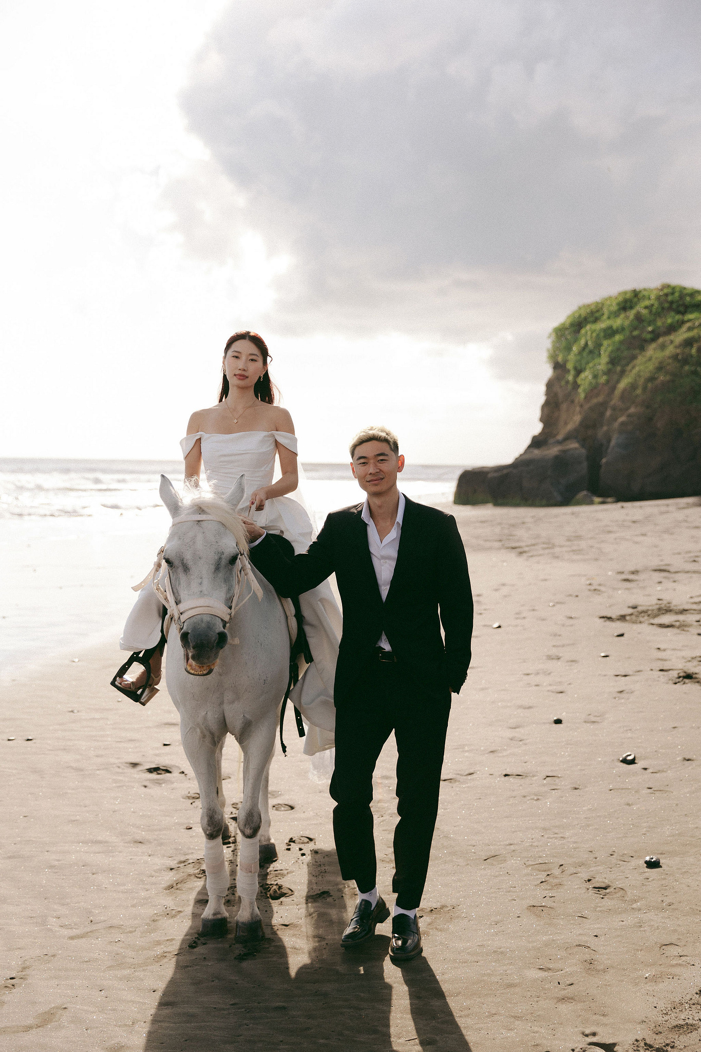 Bali Pre-Wedding Photoshoot | Mt. Batur Pinggan Village, Gelato Diner & Black Sand Beach at Beach   pre-wedding photo