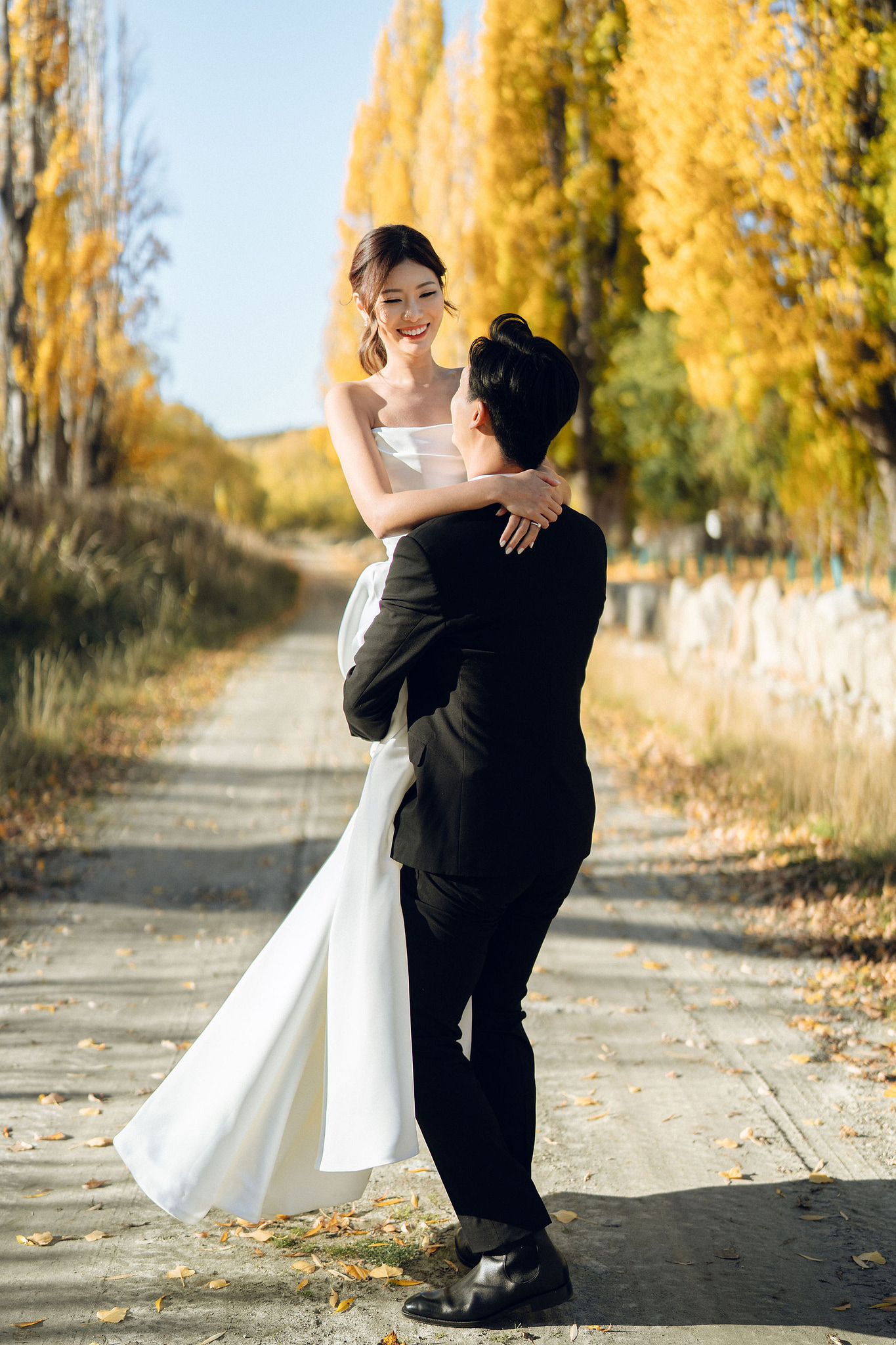New Zealand Autumn Pre-Wedding Photoshoot Twin Peak Skippers Canyon Alpaca Farm Hilltop Cardrona Night Shoot Kombi Van at Cardrona pre-wedding photo