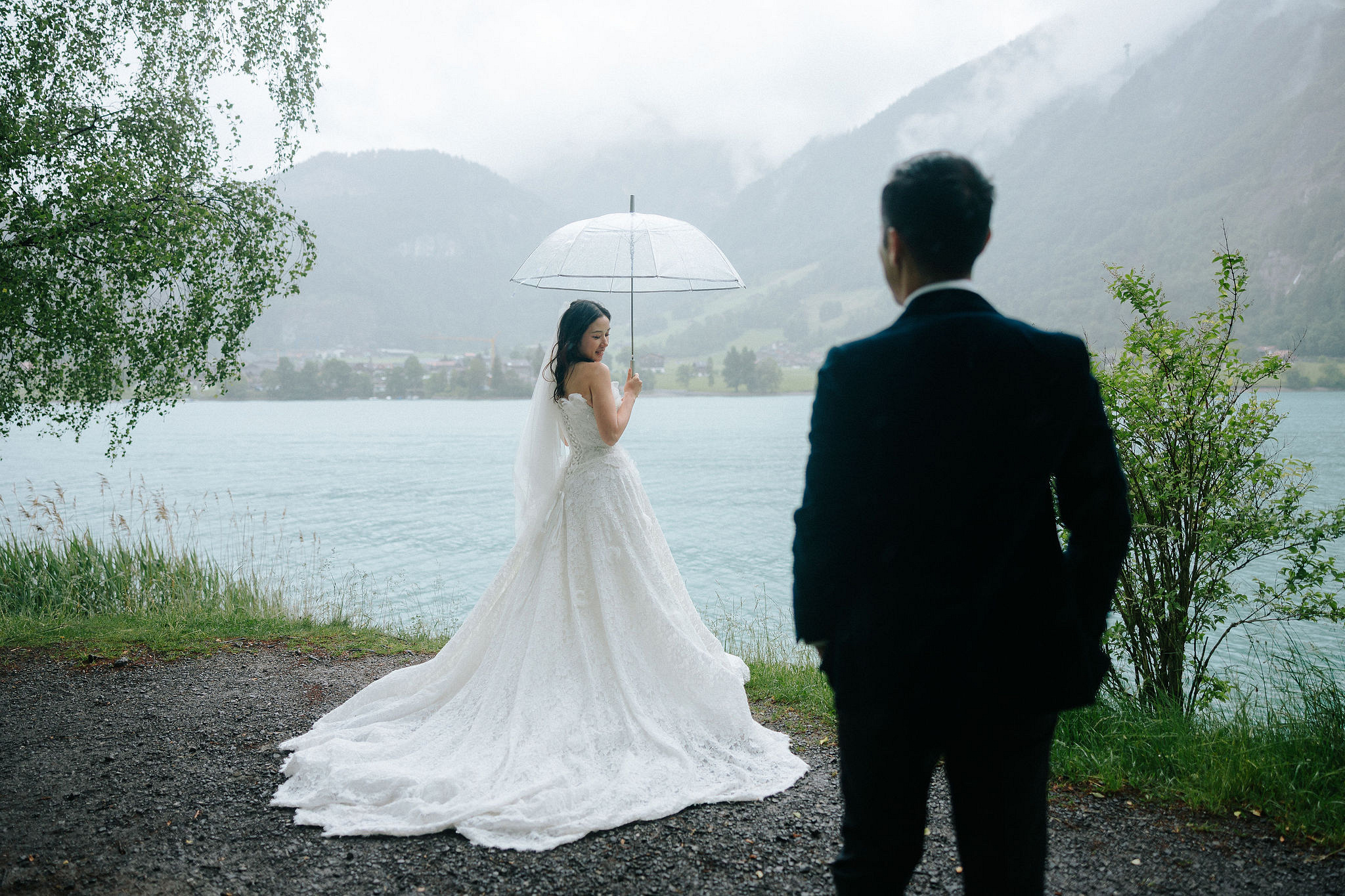 Switzerland Pre-Wedding Photoshoot | Grindelwald Village & Lauterbrunnen & Lake Lungern at Lake Lungern pre-wedding photo