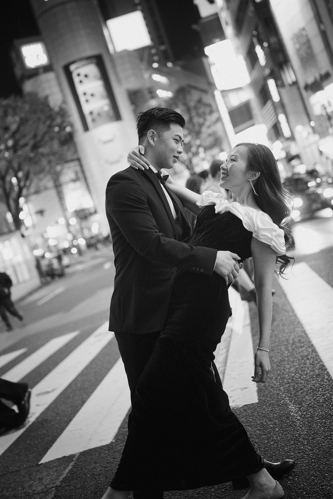 Tokyo & Mt Fuji Pre-Wedding Photoshoot | Maple Corridor, Lake Kawaguchiko & Shibuya Crossing at Shibuya Crossing pre-wedding photo