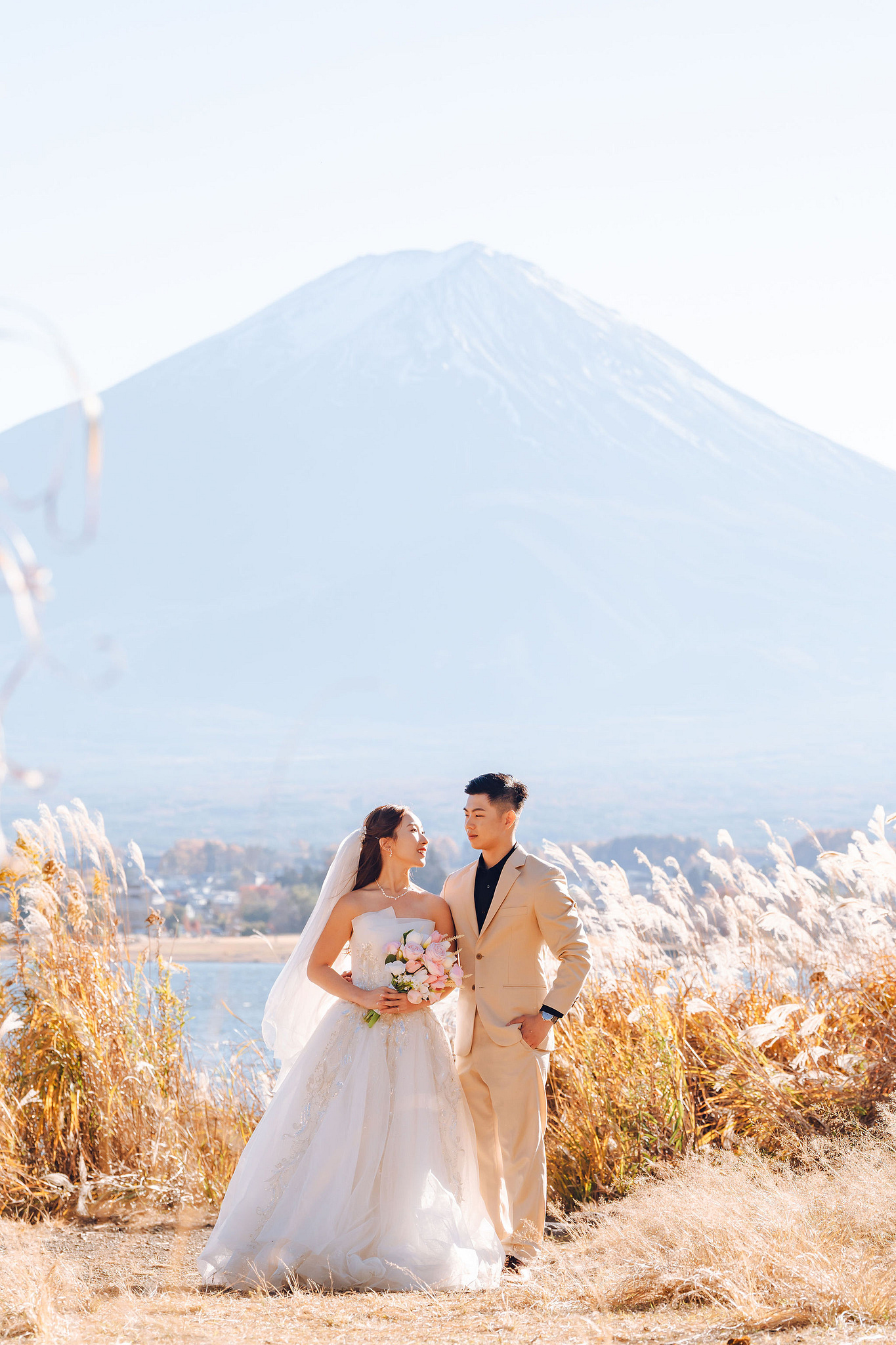 Tokyo & Mt Fuji Pre-Wedding Photoshoot | Maple Corridor, Lake Kawaguchiko & Shibuya Crossing at Lake Kawaguchiko pre-wedding photo