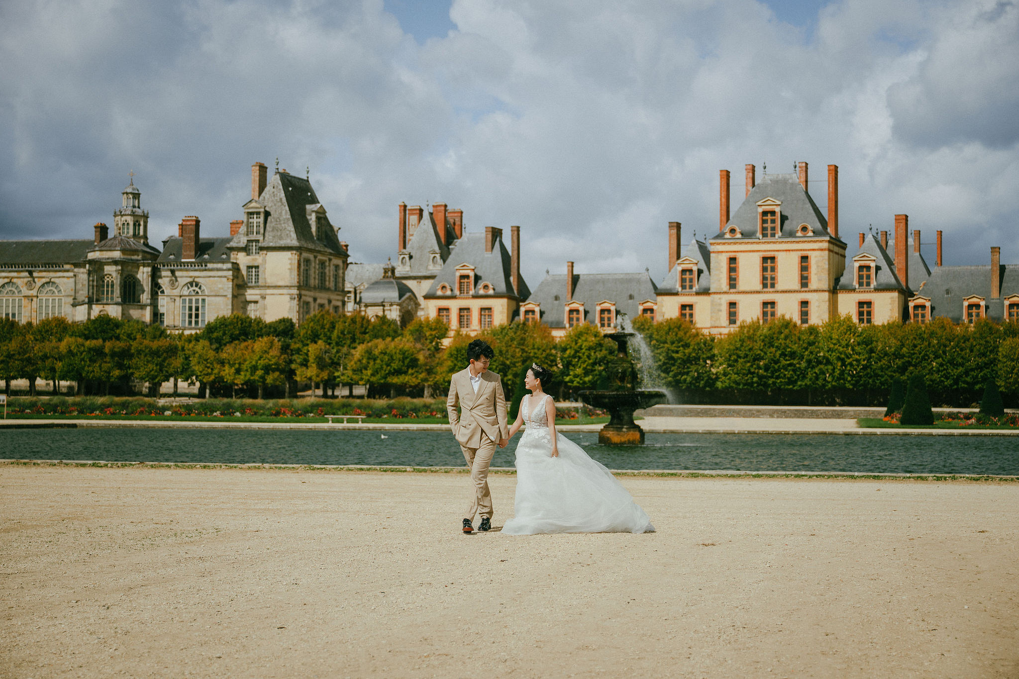 Paris Pre-Wedding Photoshoot | Bir-Hakeim Bridge, Paris Streets & Château de Fontainebleau at Château de Fontainebleau pre-wedding photo