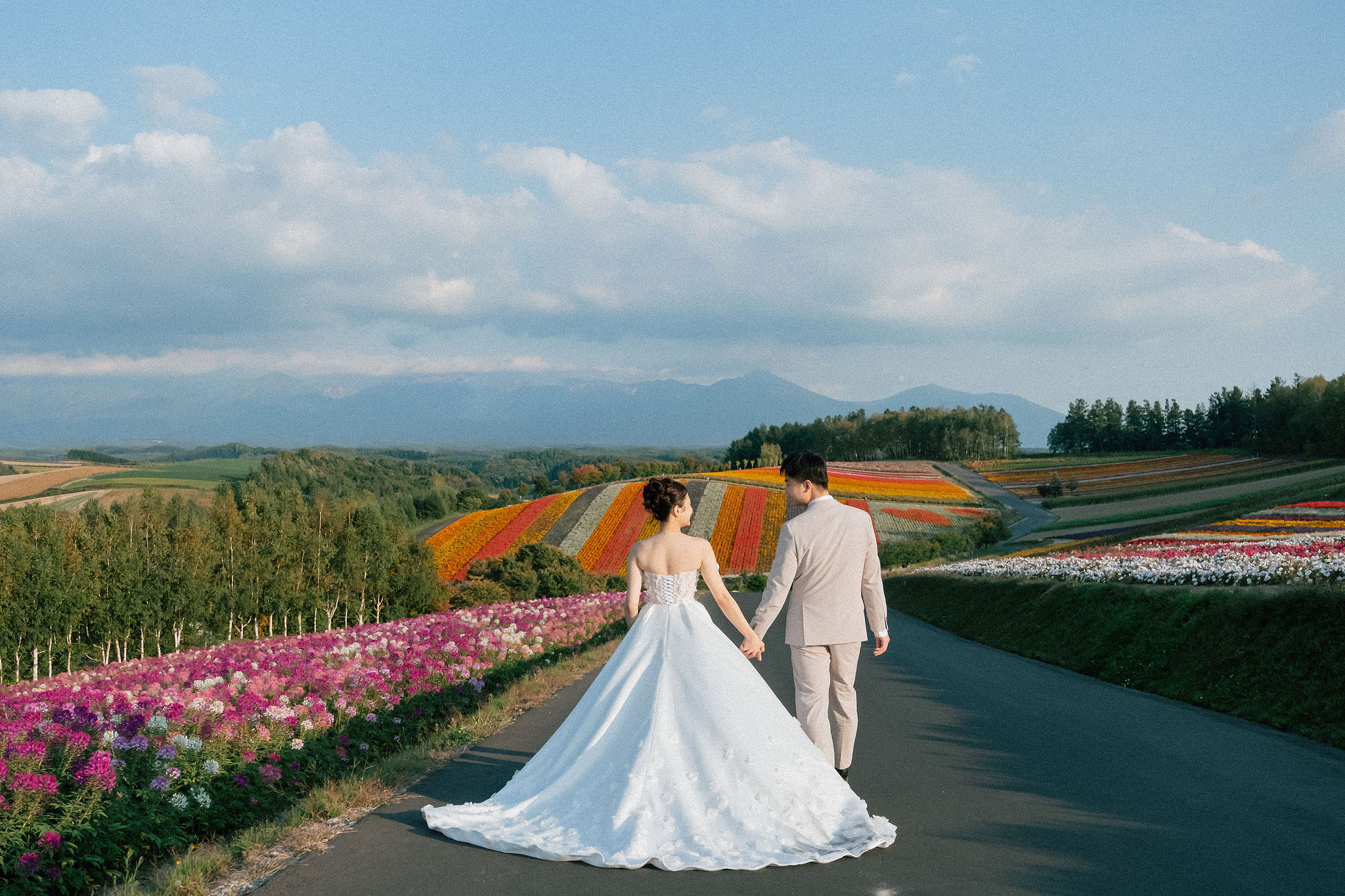 Furano, Hokkaido Pre-Wedding Photoshoot | Farm Chiyoda, Shikisai-no-oka & Ningle Terrace at Shikisai-no-oka pre-wedding photo