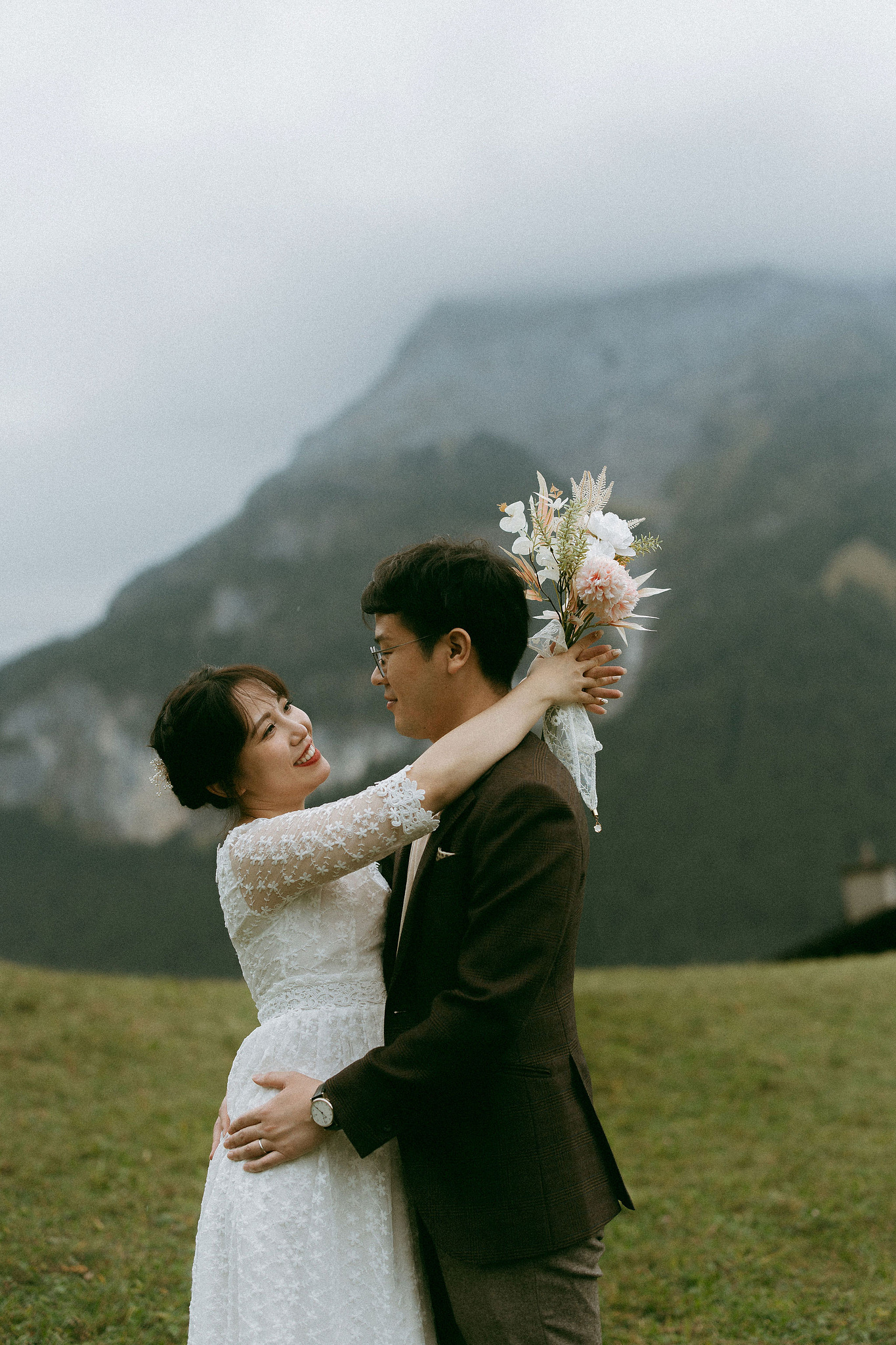 Switzerland Honeymoon Photoshoot Lucerne City Grindelwald First Cliff Lauterbrunnen Village at Lauterbrunnen pre-wedding photo