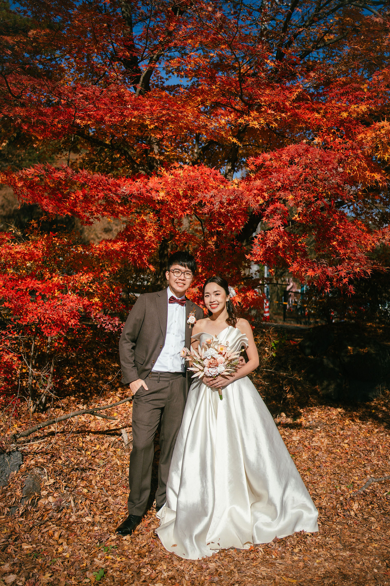Tokyo & Mt Fuji Pre-Wedding Photoshoot | Asakusa Temple, Maple Corridor, Susuki Fields & Lake Kawaguchiko at Maple Corridor pre-wedding photo