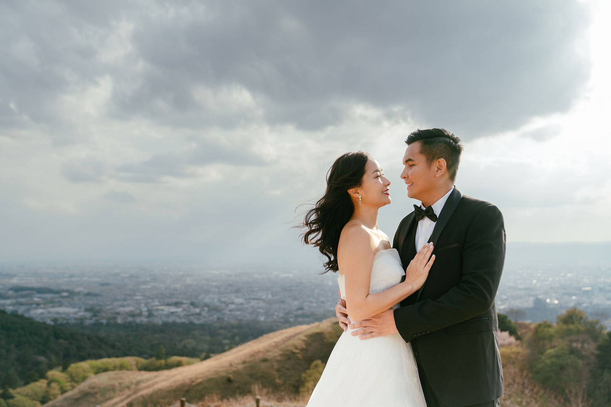 Kyoto Pre-Wedding Photoshoot | Gion Canal, Ninenzaka & Mount Wakakusa at Mount Wakakusa, Nara pre-wedding photo