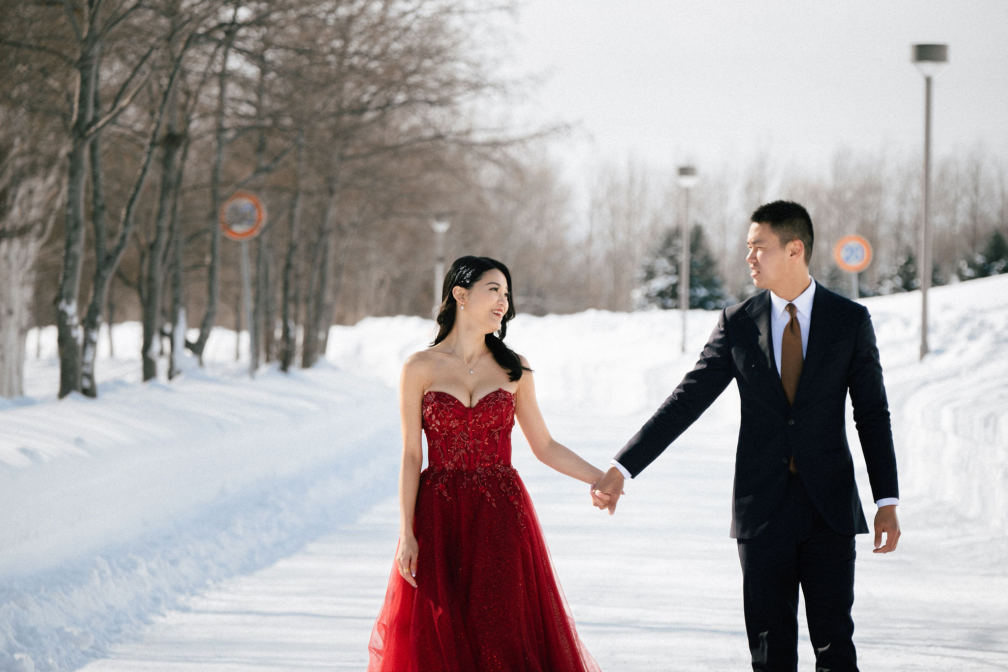Hokkaido Pre-Wedding Photoshoot with Iyahiko Shrine, Nakajima Park, Moerenuma Park & Otaru Canal at Moerenuma Park pre-wedding photo